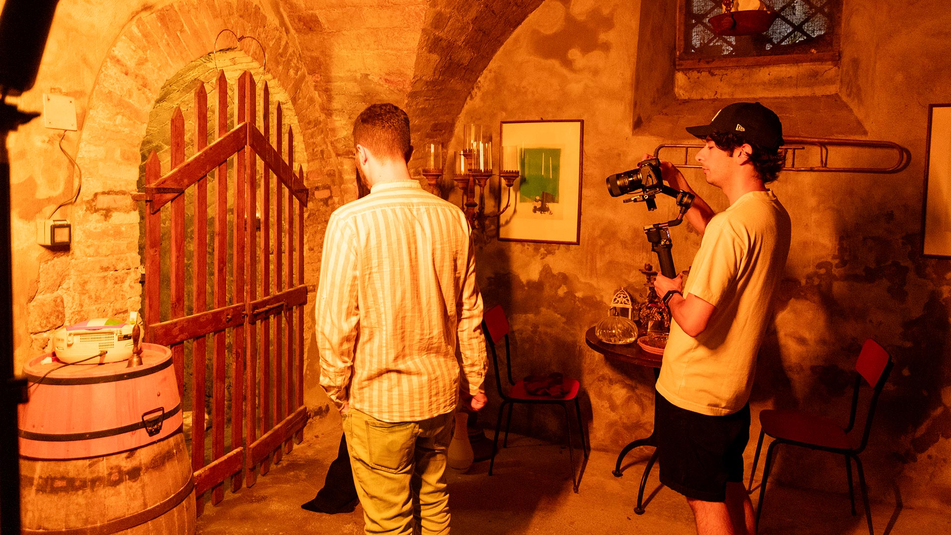 Videomaker durante le riprese nella neviera del Ristorante La Tacchinella