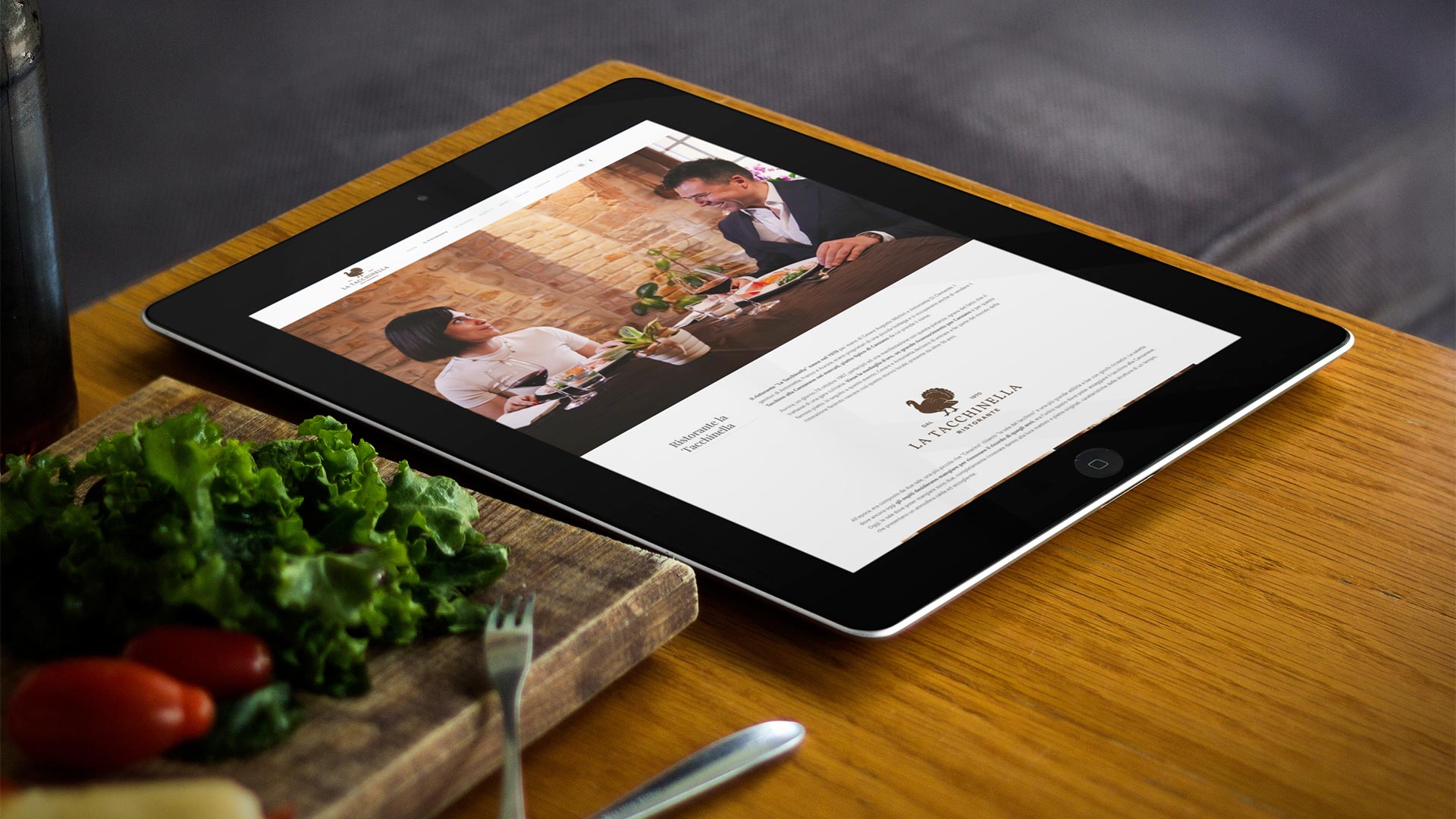 Sito del Ristorante La Tacchinella visualizzato su un tablet in cucina