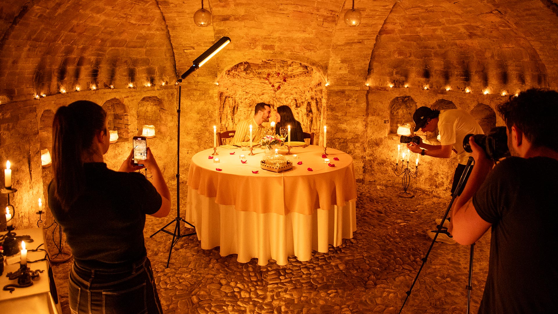 Tre videomaker durante le riprese video di una coppia a cena romantica nella Neviera del Ristorante La Tacchinella produzione