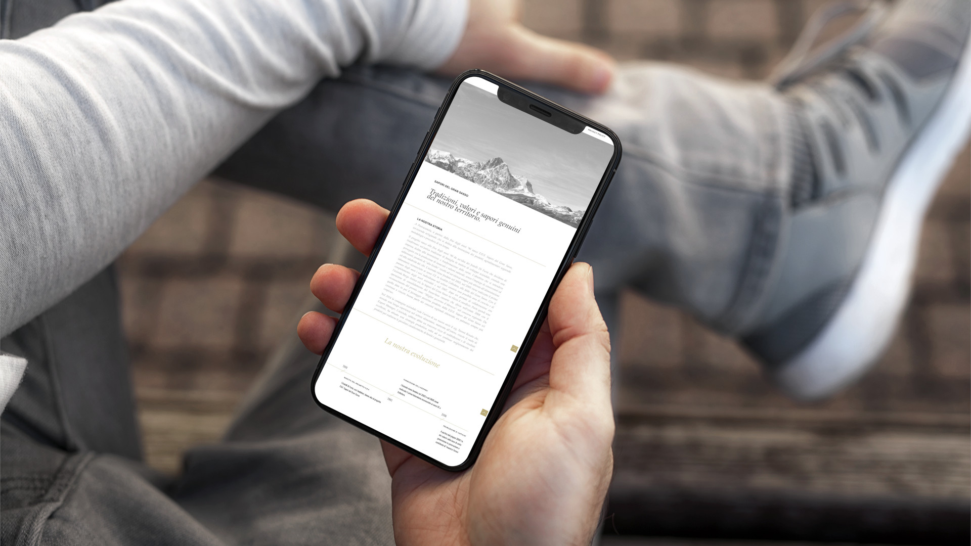 Mano con iPhone che mostra il sito web in modalità mobile responsive di Sapori Del Gran Sasso di Teramo