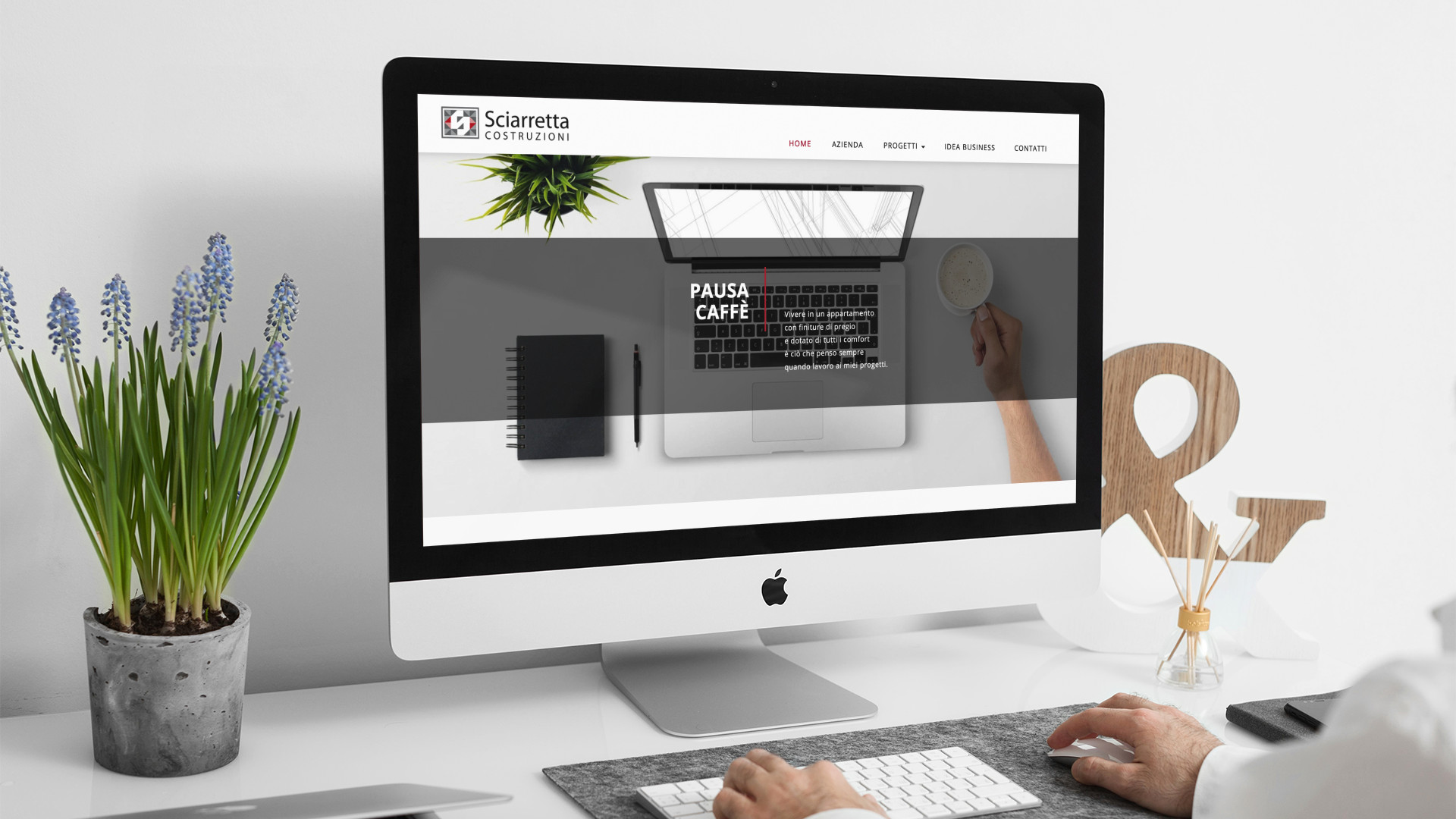 Uomo che guarda sull'iMac la Home Page del sito web di Sciarretta Costruzioni di Teramo