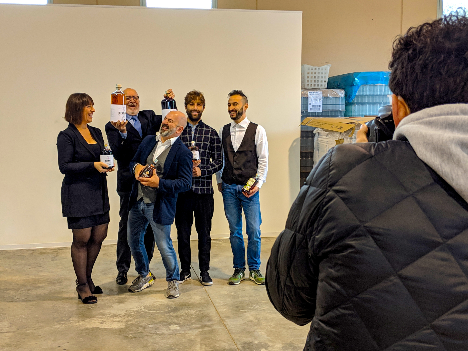Fotografo mentre sta scattando una foto allo staff Scuppoz nel loro laboratorio a Teramo in Abruzzo