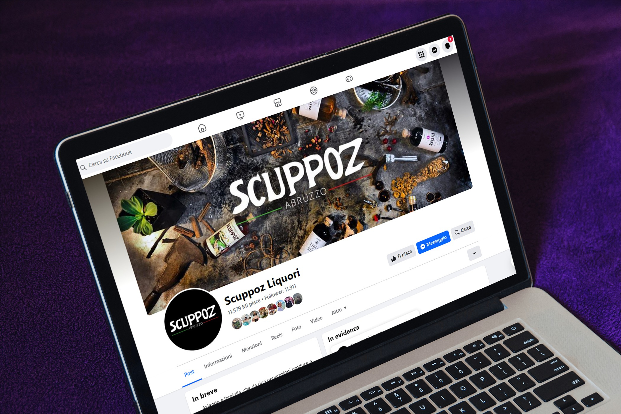 Laptop aperto sulla pagina fan aziendale di Scuppoz Liquori di Teramo in Abruzzo