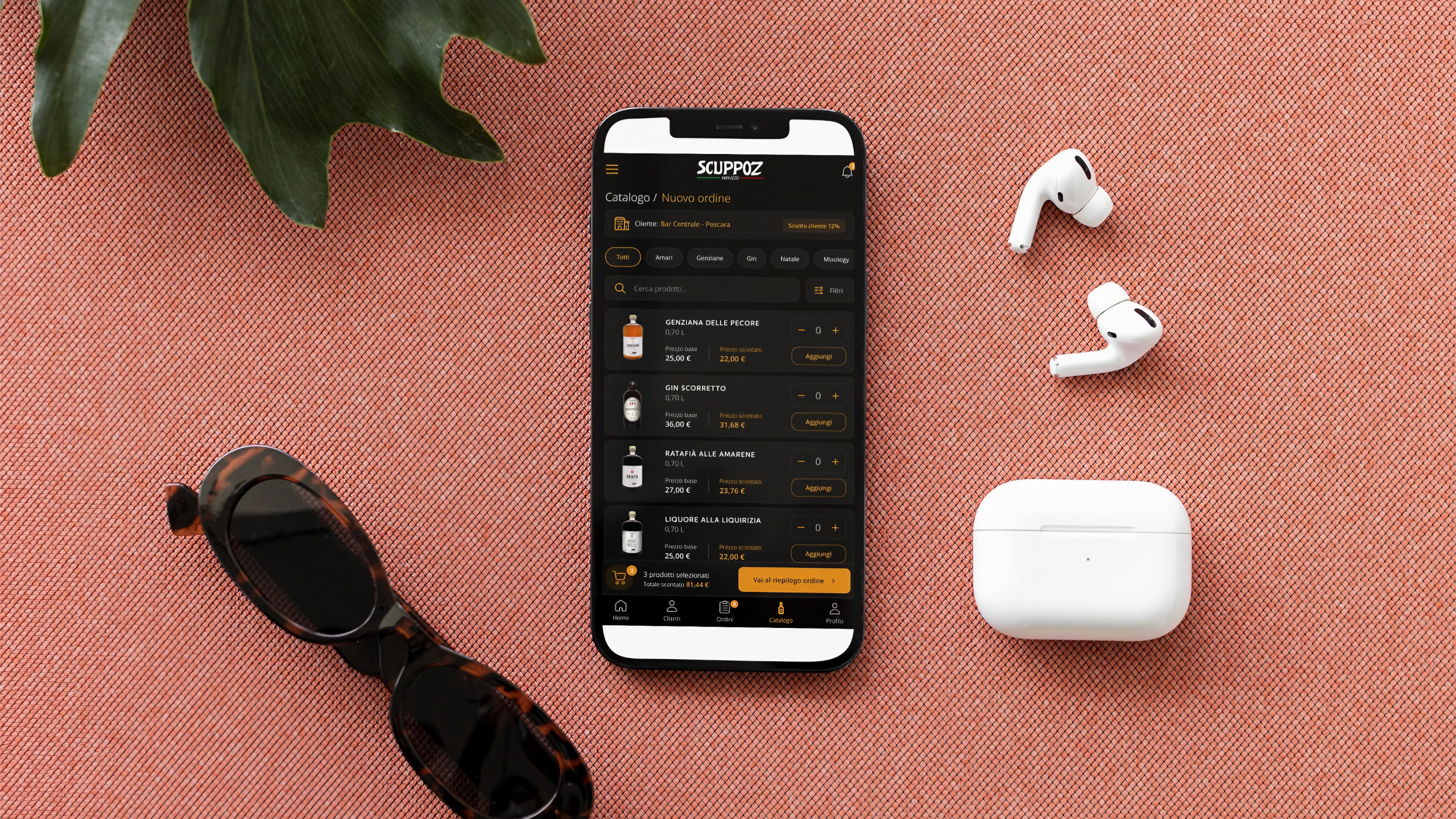 App Scuppoz visualizzata su uno smartphone con cuffie e occhiali