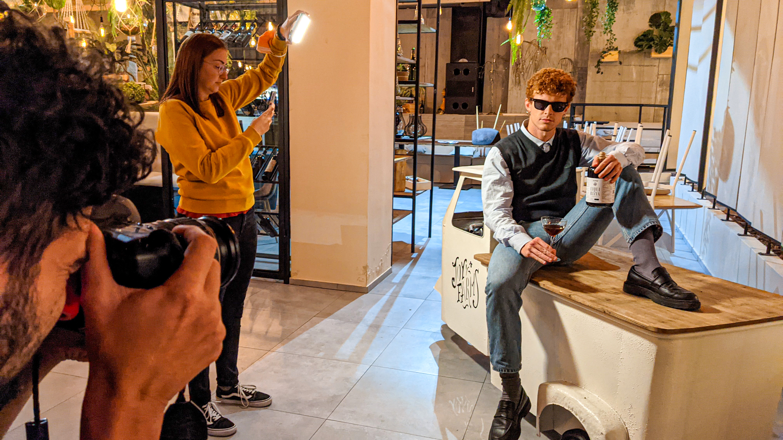 Servizio fotografico Scuppoz con un ragazzo in posa e una bottiglia