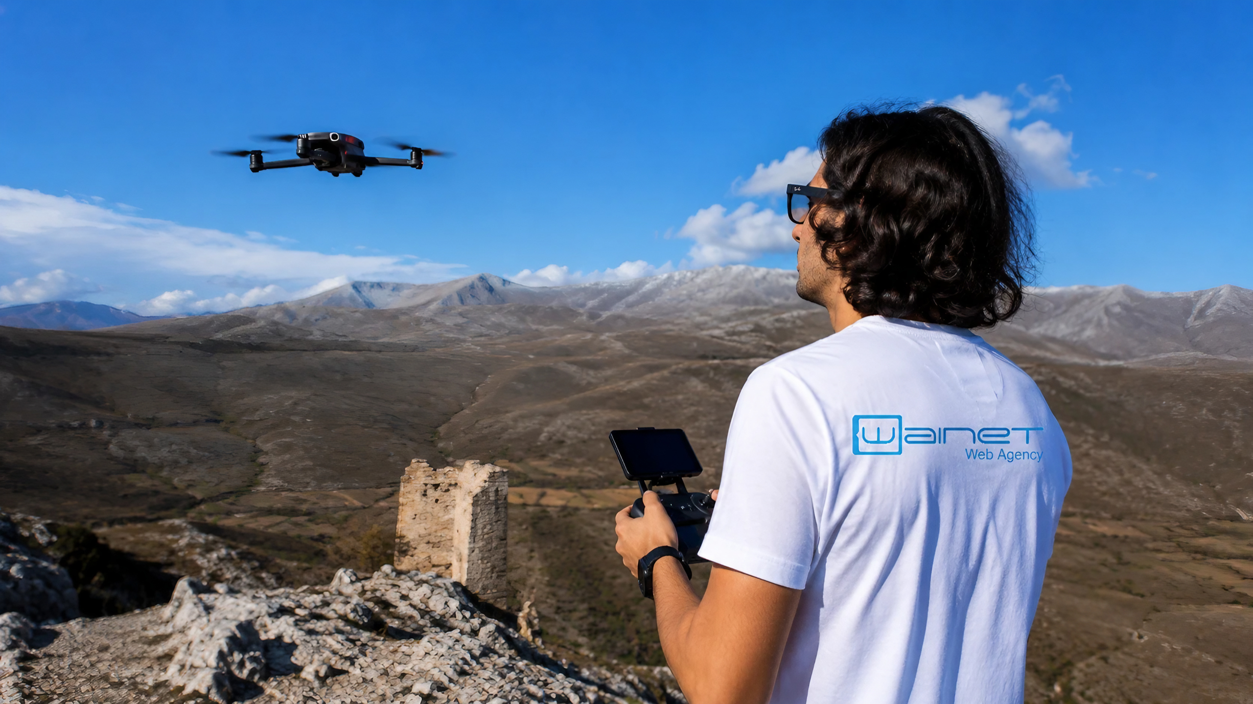 Videomaker durante le riprese con il drone a Rocca Calascio per Scuppoz di Teramo in Abruzzo