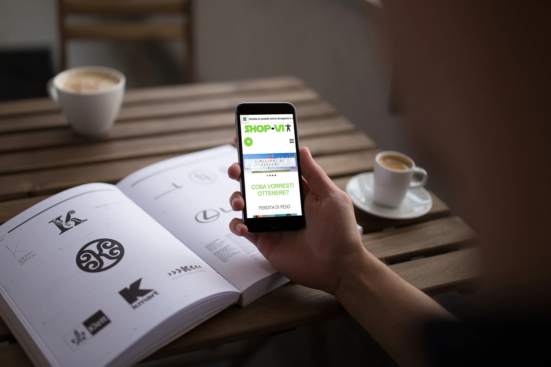 Ragazzo mentre studia guarda sullo smartphone la home page del sito web di Shop Vi