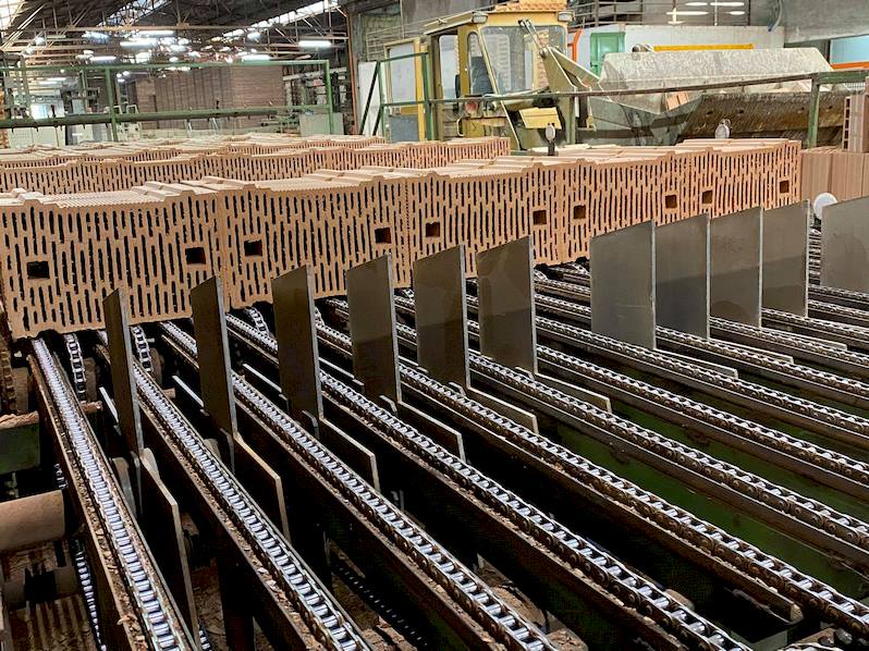 laterizi blocchi mattoni durante la produzione nello stabilimento SIAI di Petacciato a Campobasso in Molise