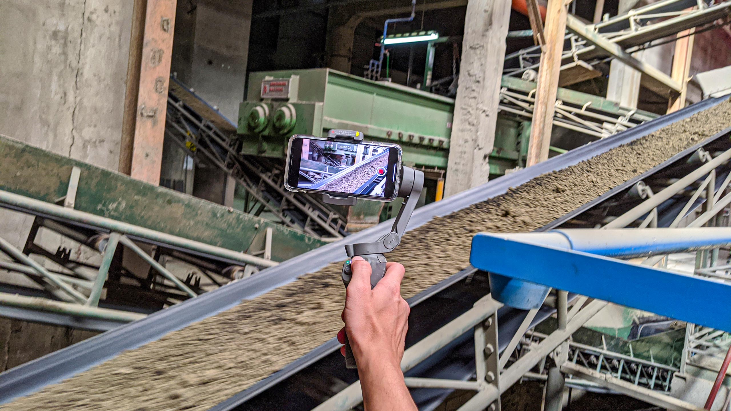 Videomaker durante le riprese con gimball nel capannone SIAI Laterizi a Petacciato per il nuovo Sito Web