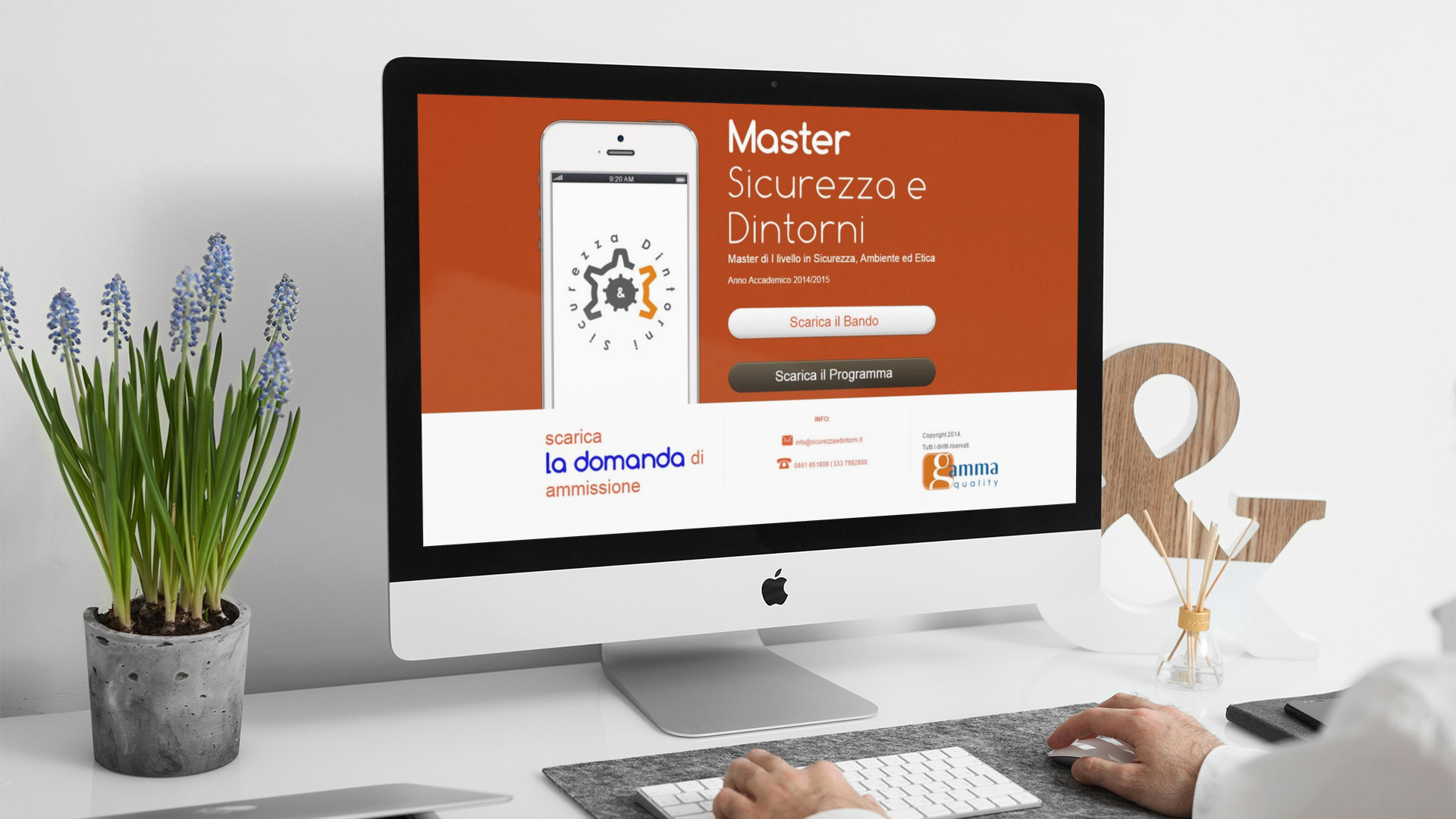 Uomo che guarda sull'iMac la home page del sito web di Sicurezza & Dintorni