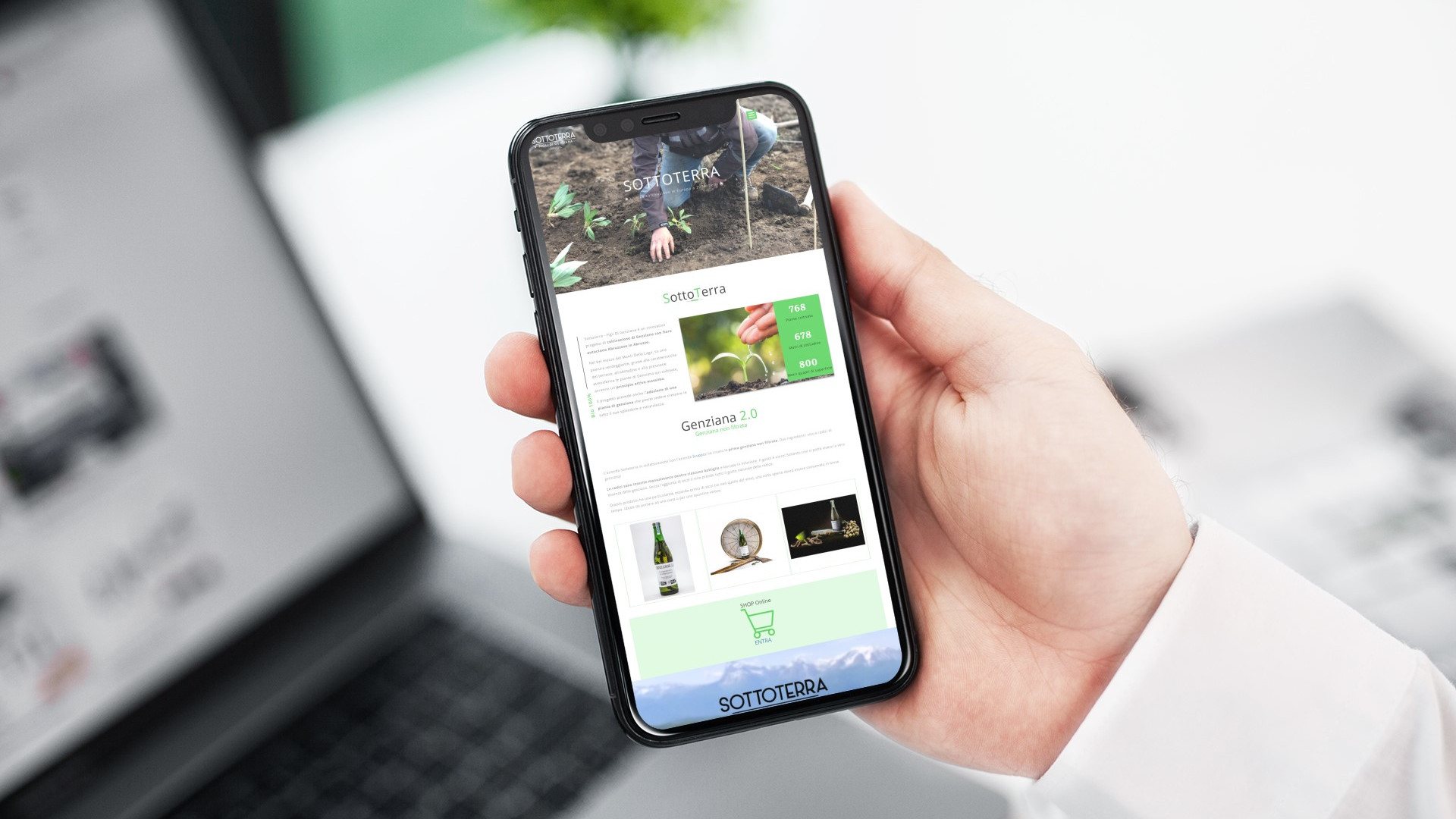 Mano con iPhone che mostra il sito web in modalità mobile responsive di Sottoterra