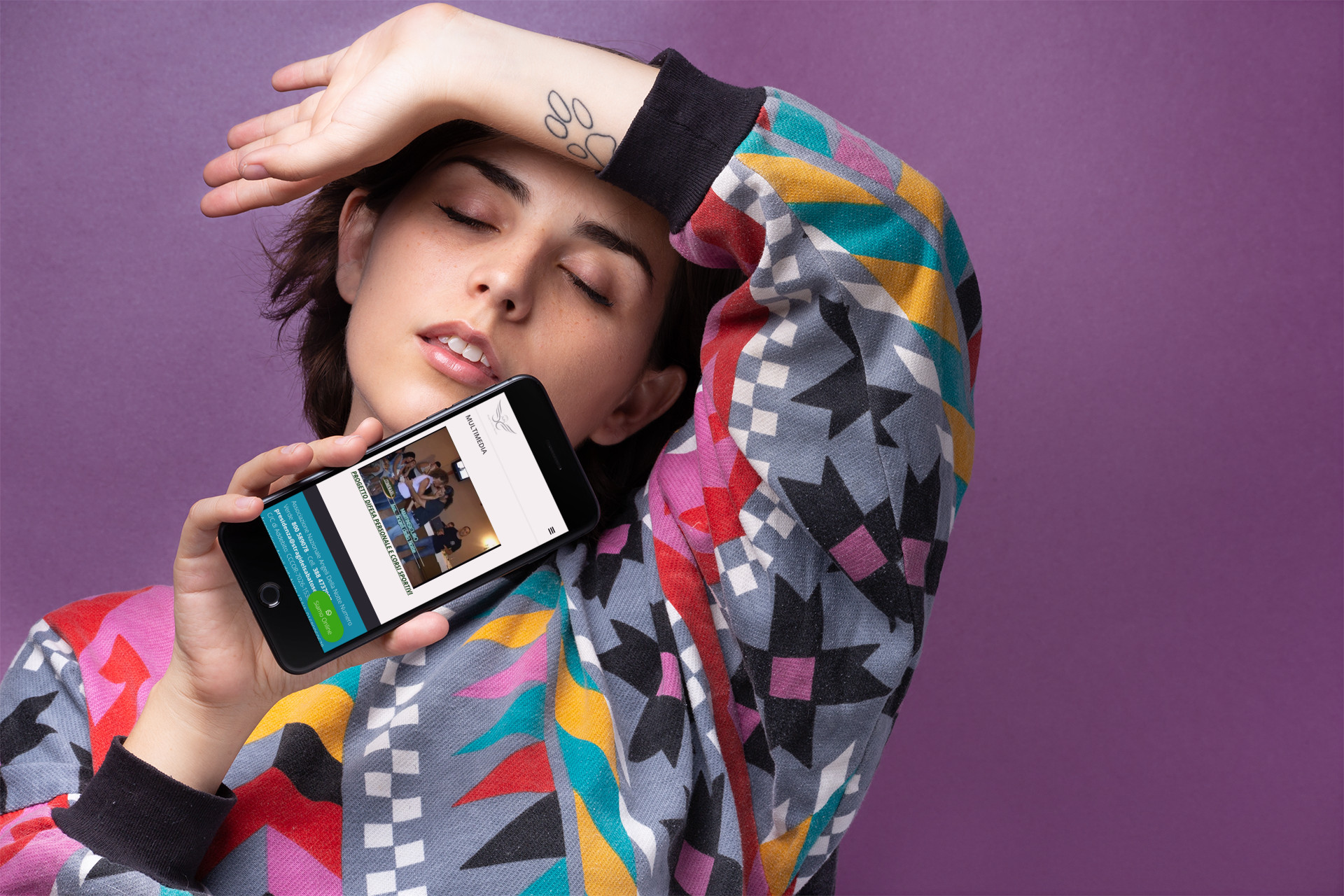 Ragazza con gli occhi chiusi che mostra il sito web in modalità mobile responsive di Stragi del Sabato Sera