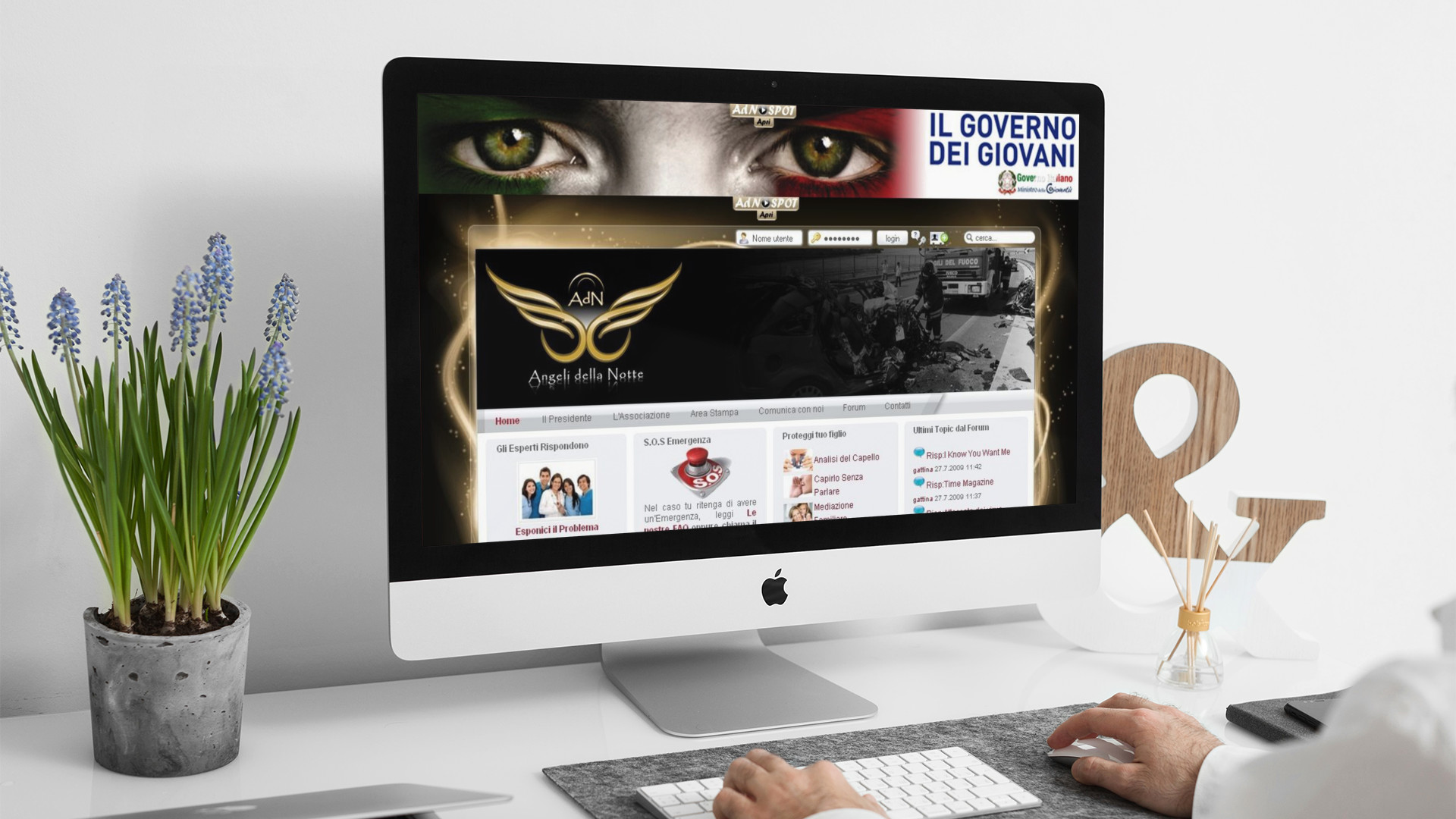 Uomo che guarda sull'iMac la home page del sito web Stragi del Sabato Sera