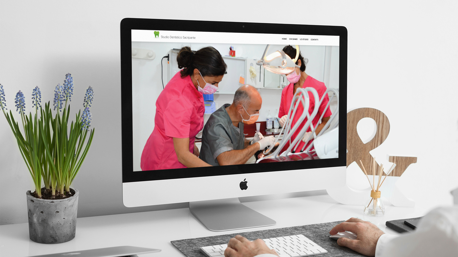 Uomo consulta sull'iMac il sito dello Studio Dentistico Sacripante