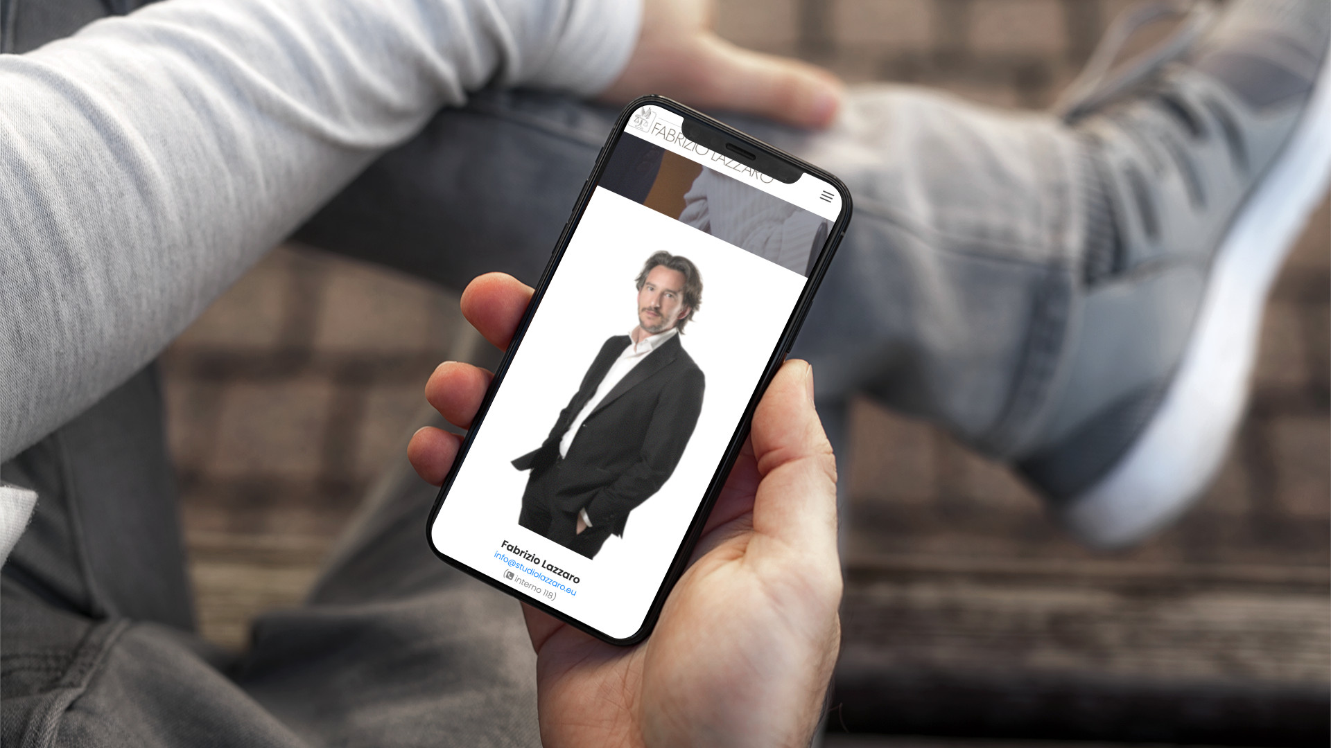 Mano con iPhone mostra il sito mobile dello Studio Legale Lazzaro