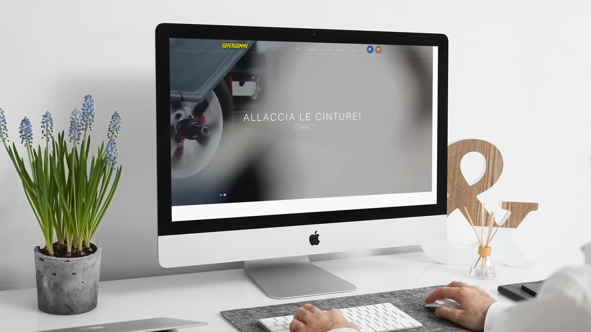 Uomo che guarda sull'iMac la home page del sito web di Super Gomme di Castelnuovo Vomano
