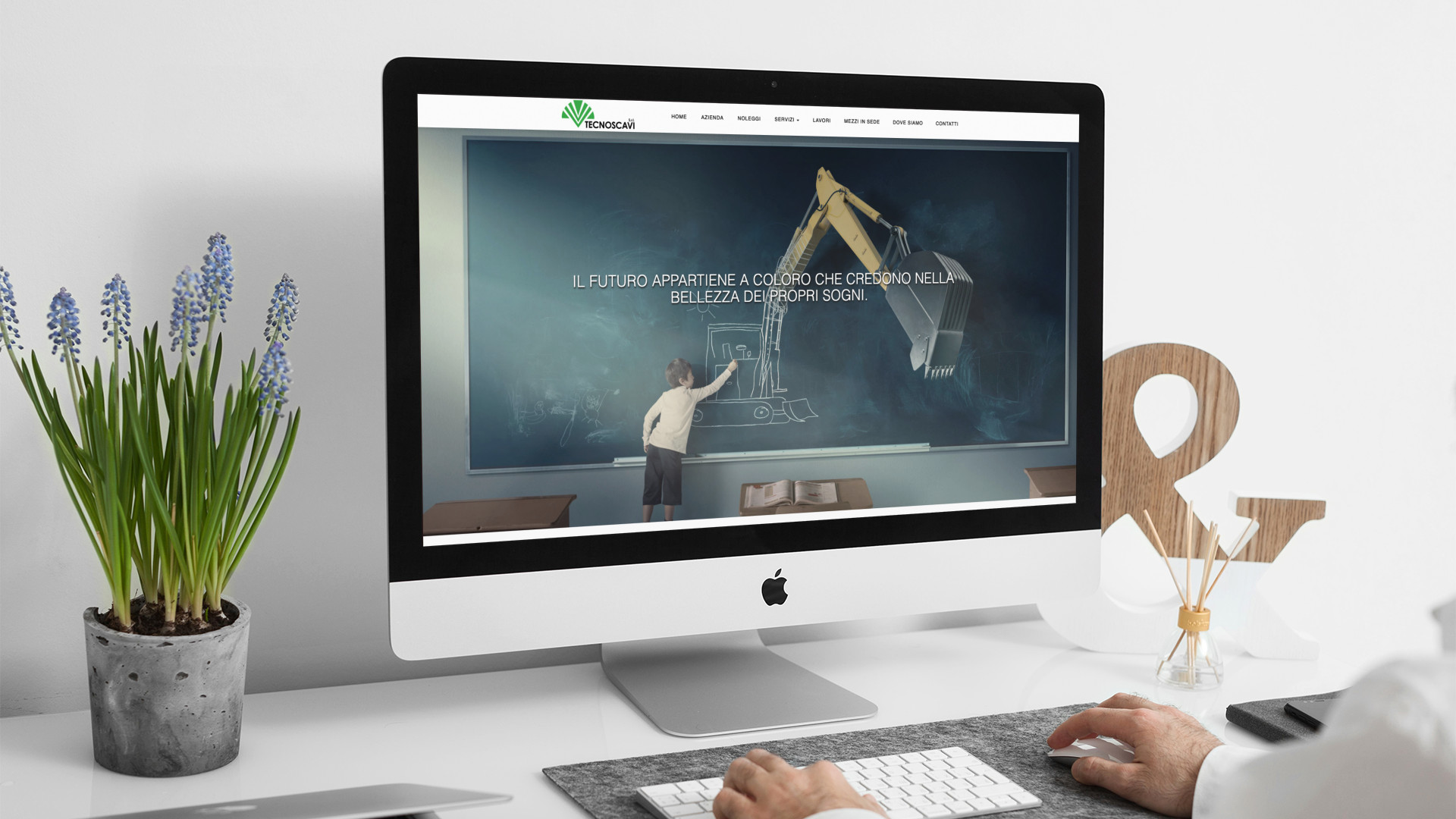 Uomo che guarda sull'iMac la Home Page del sito web di TecnoScavi di Teramo