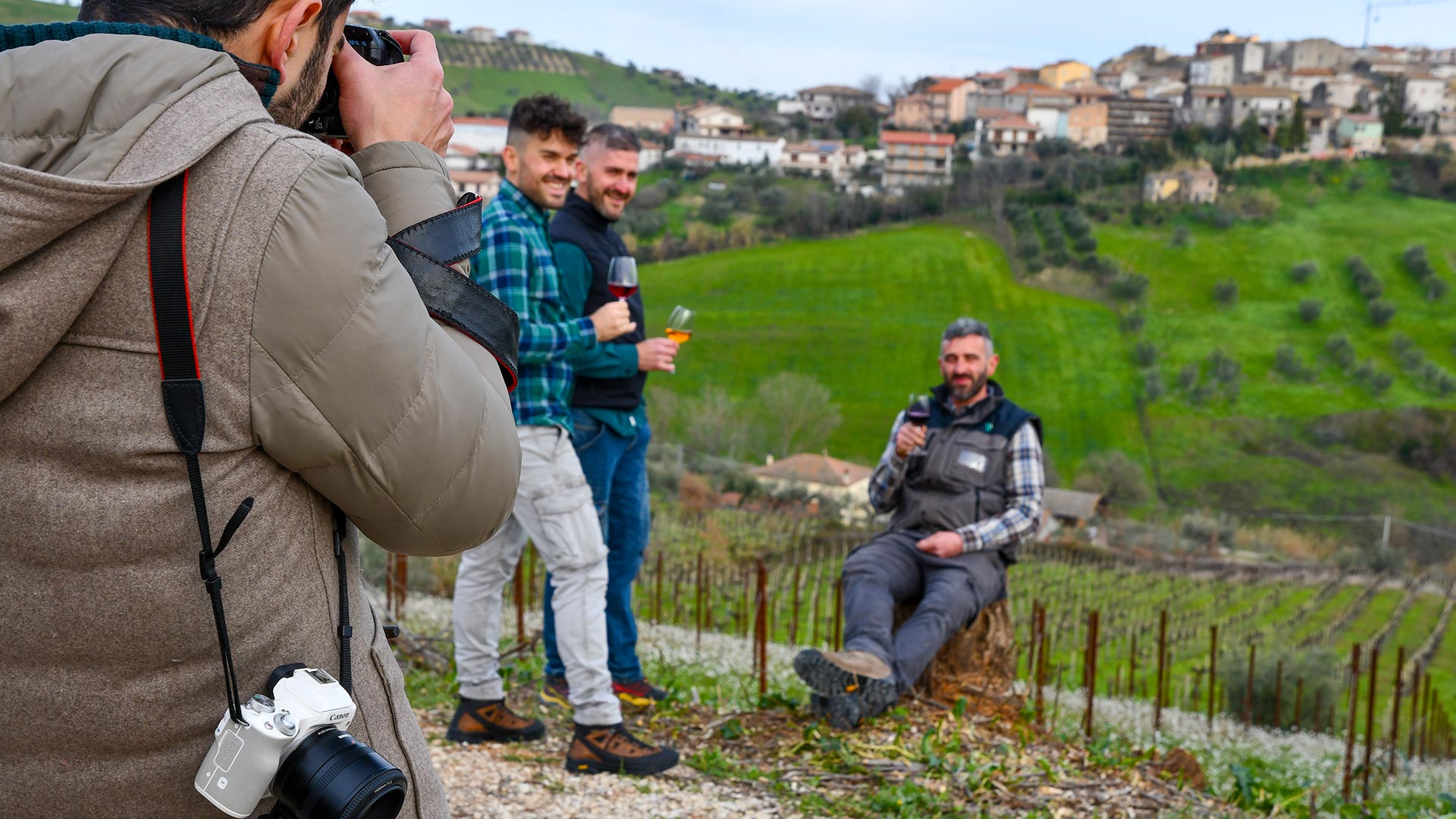 Fotografo durante shooting ai titolari presso Cantina Tenuta Trium a Notaresco di Teramo