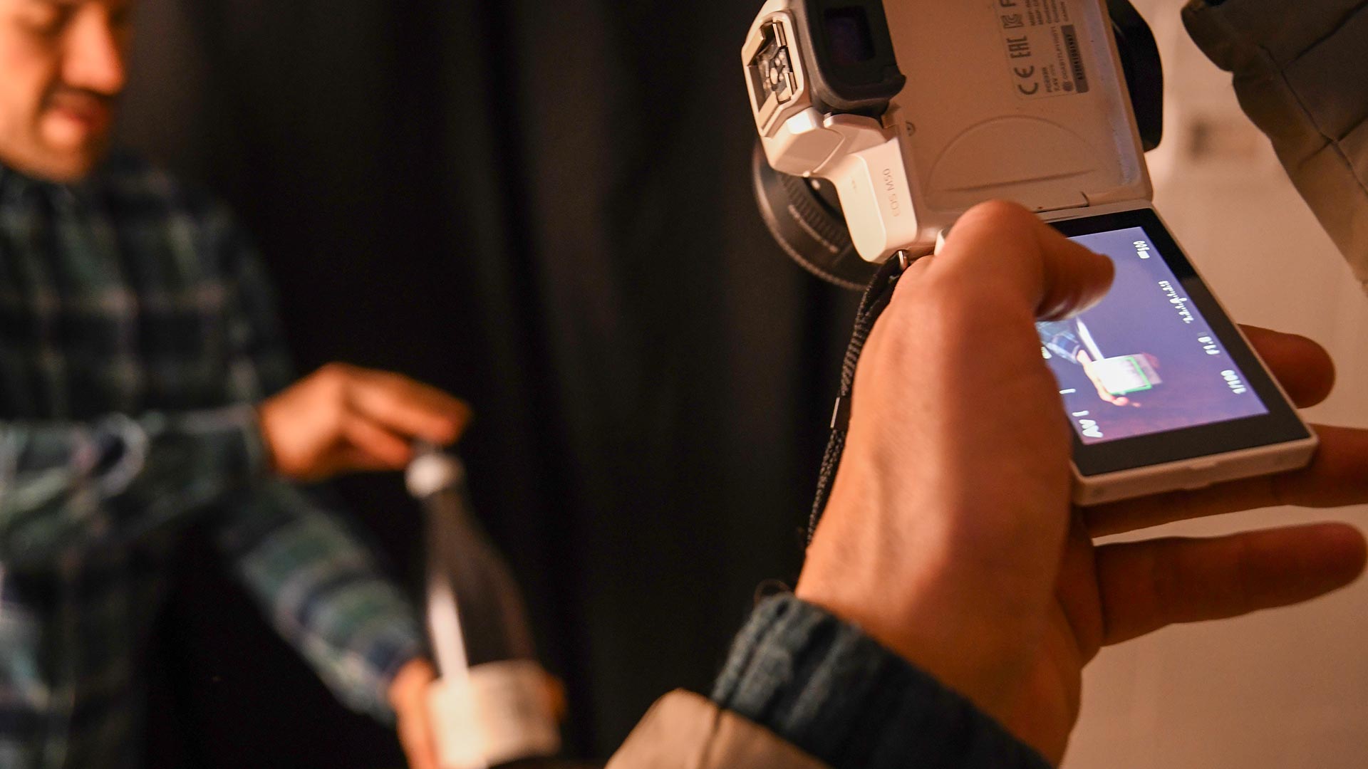 Fotografo durante shooting alle bottiglie presso Cantina Trium a Notaresco di Teramo