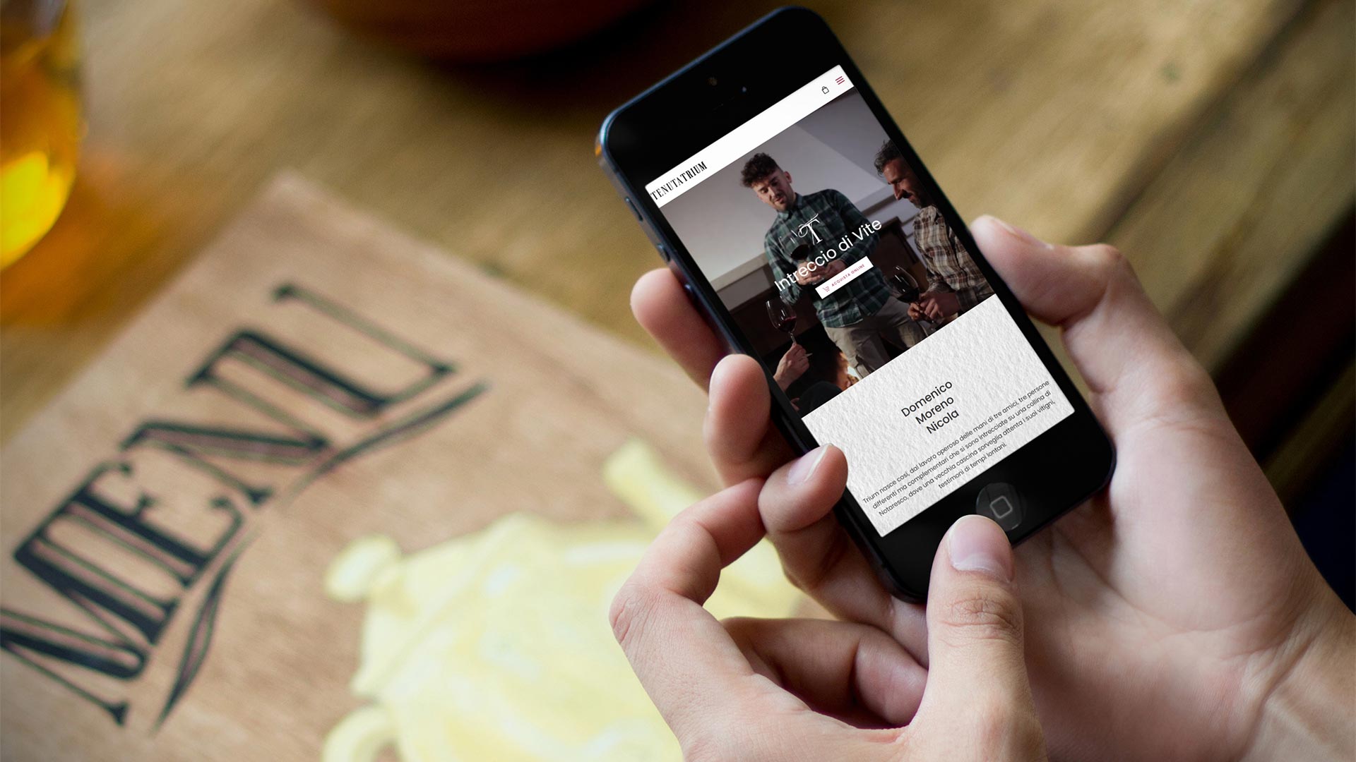 Uomo al ristorante con iPhone guarda Sito Web tenutatrium.it