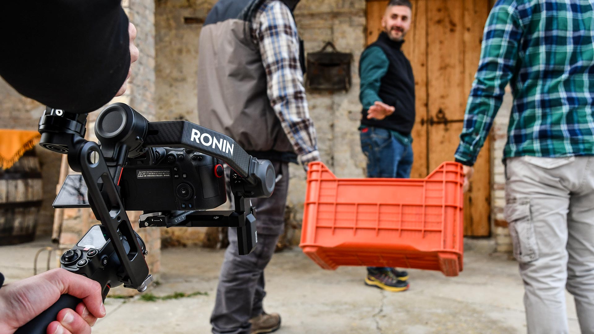 Videomaker durante riprese ai titolari presso Cantina Tenuta Trium a Notaresco di Teramo