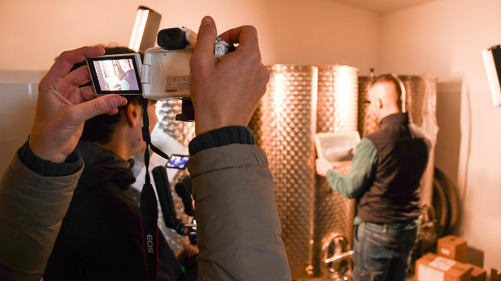 Videomaker durante riprese alle botti presso Cantina Tenuta Trium a Notaresco di Teramo