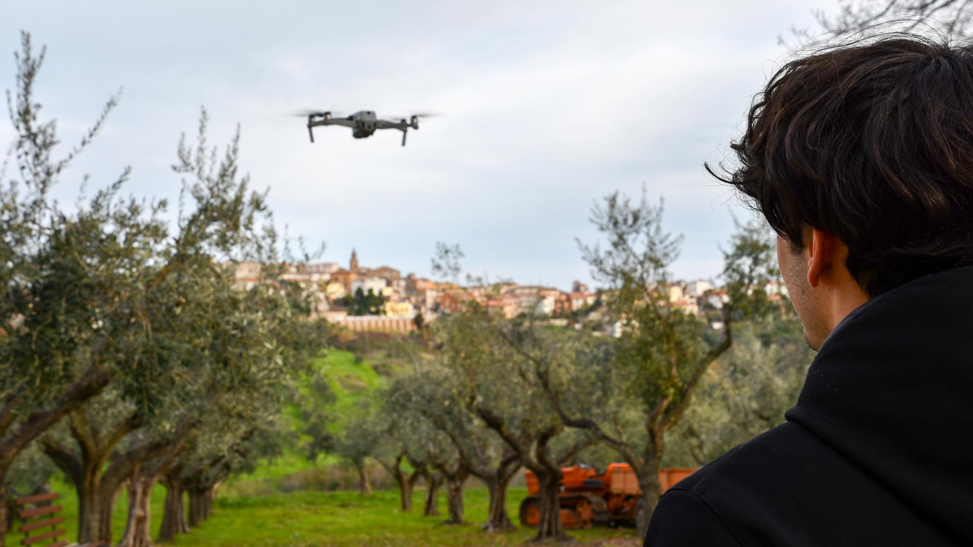 Videomaker durante riprese con drone alla vigna presso Cantina Tenuta Trium a Notaresco di Teramo