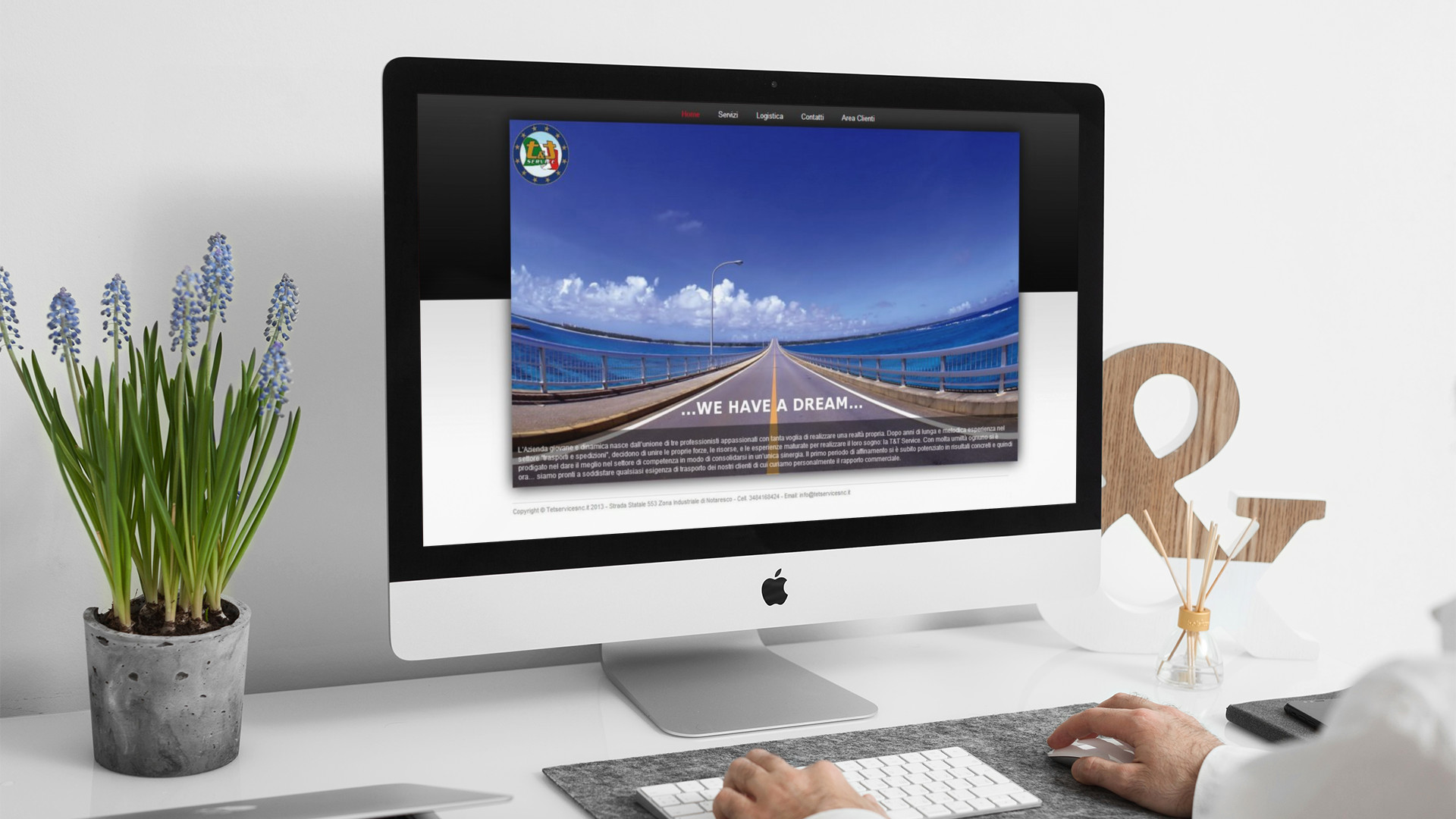 Uomo che guarda sull'iMac la home page del sito web di T&T Service di Notaresco (TE)