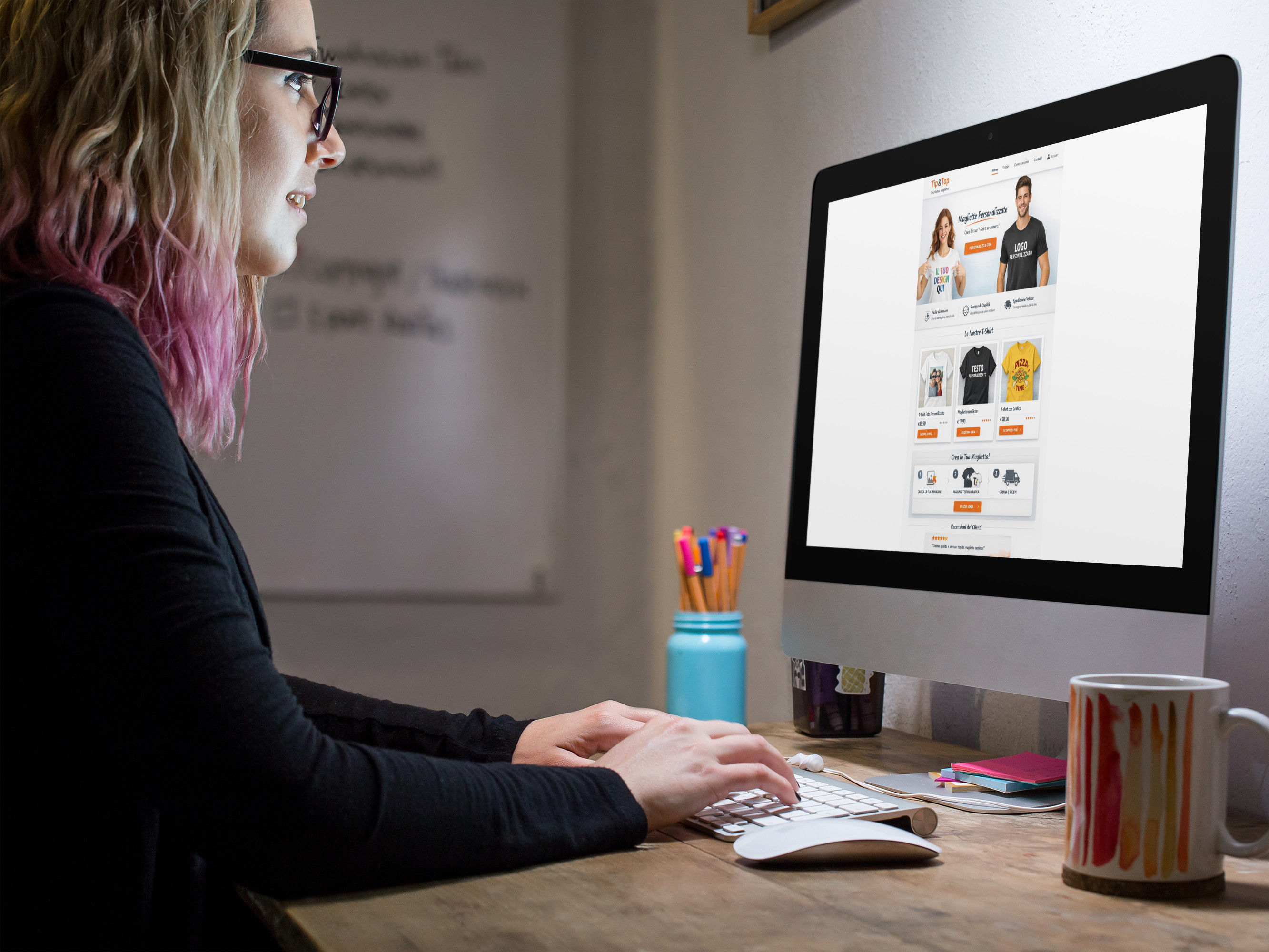 Ragazza seduta che guarda su iMac il la home page del Sito Web e-commerce Tip&Top
