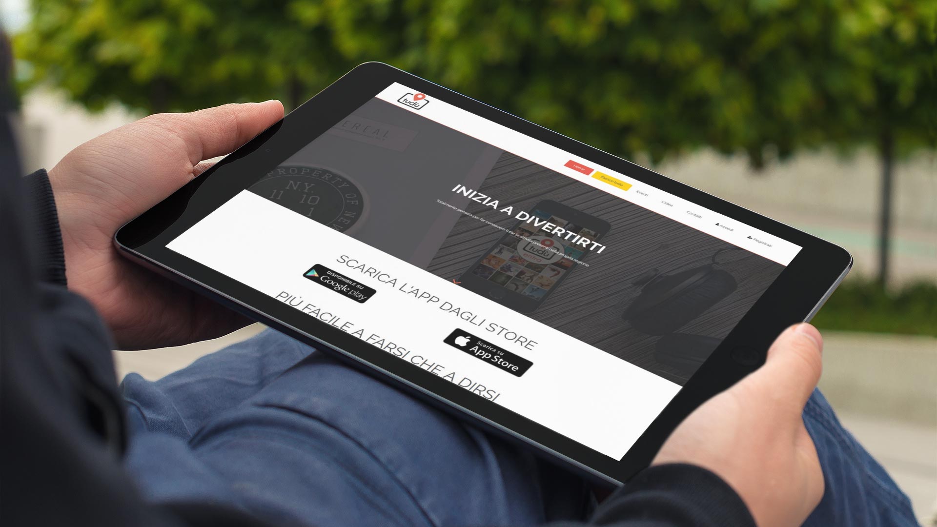 Persona utilizza l'app Tudu su un tablet all'aperto