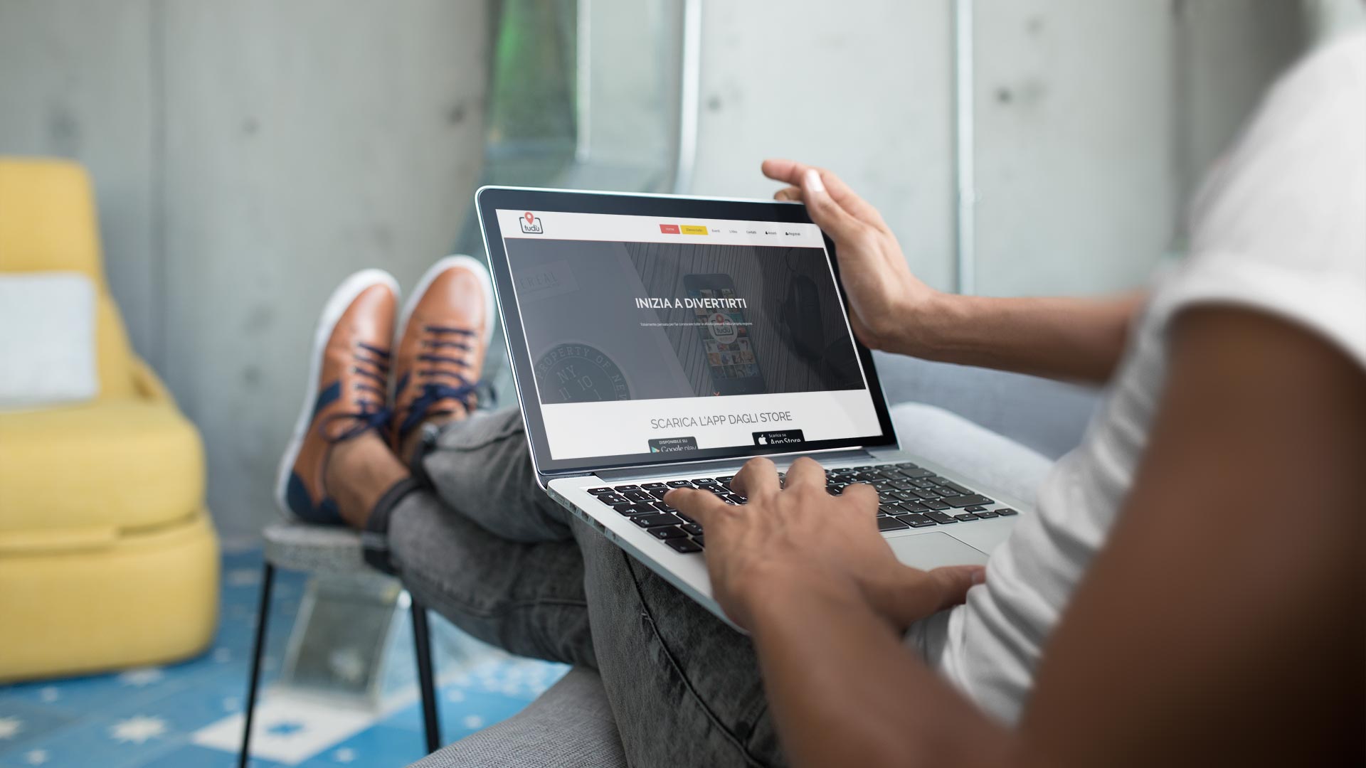 Uomo al lavoro con MacBook Pro che guarda la piattaforma TUDU per le attività sportive