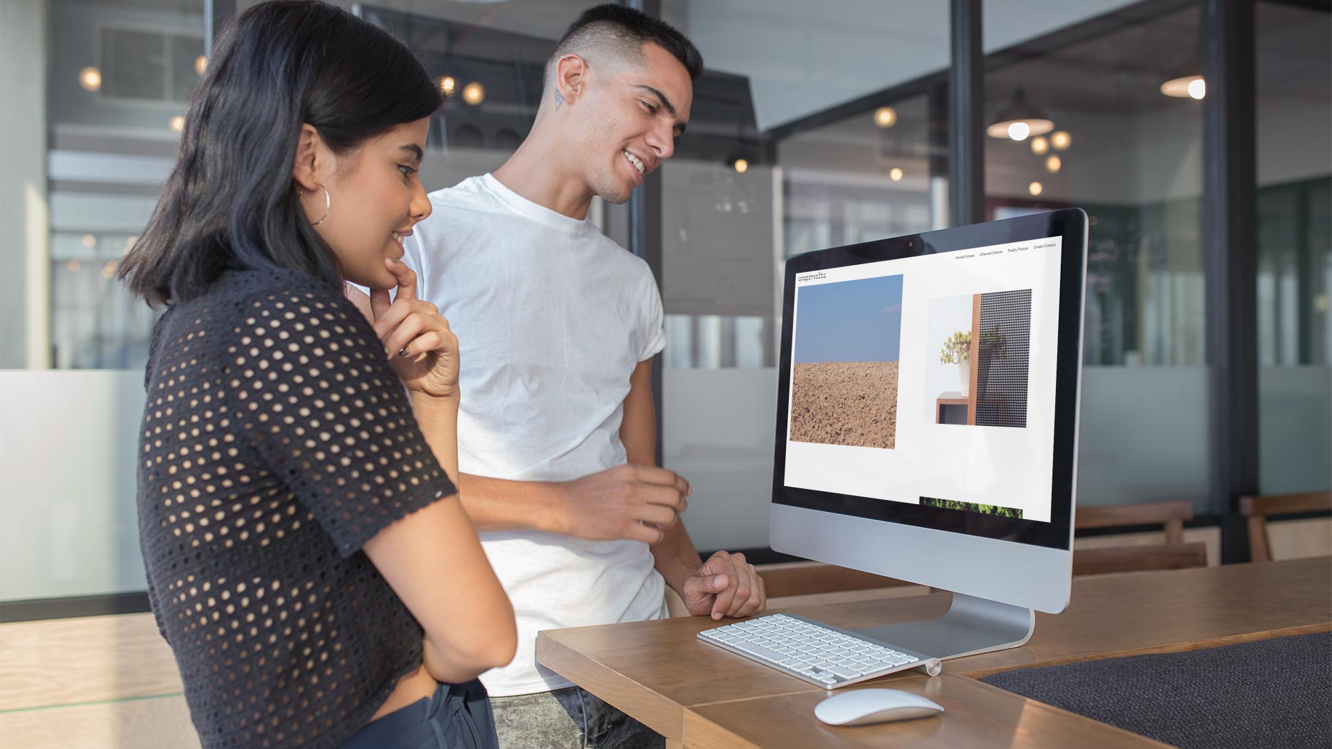 Uomo e donna davanti a iMac in ufficio moderno guardano il Sito Web unopervolta.it