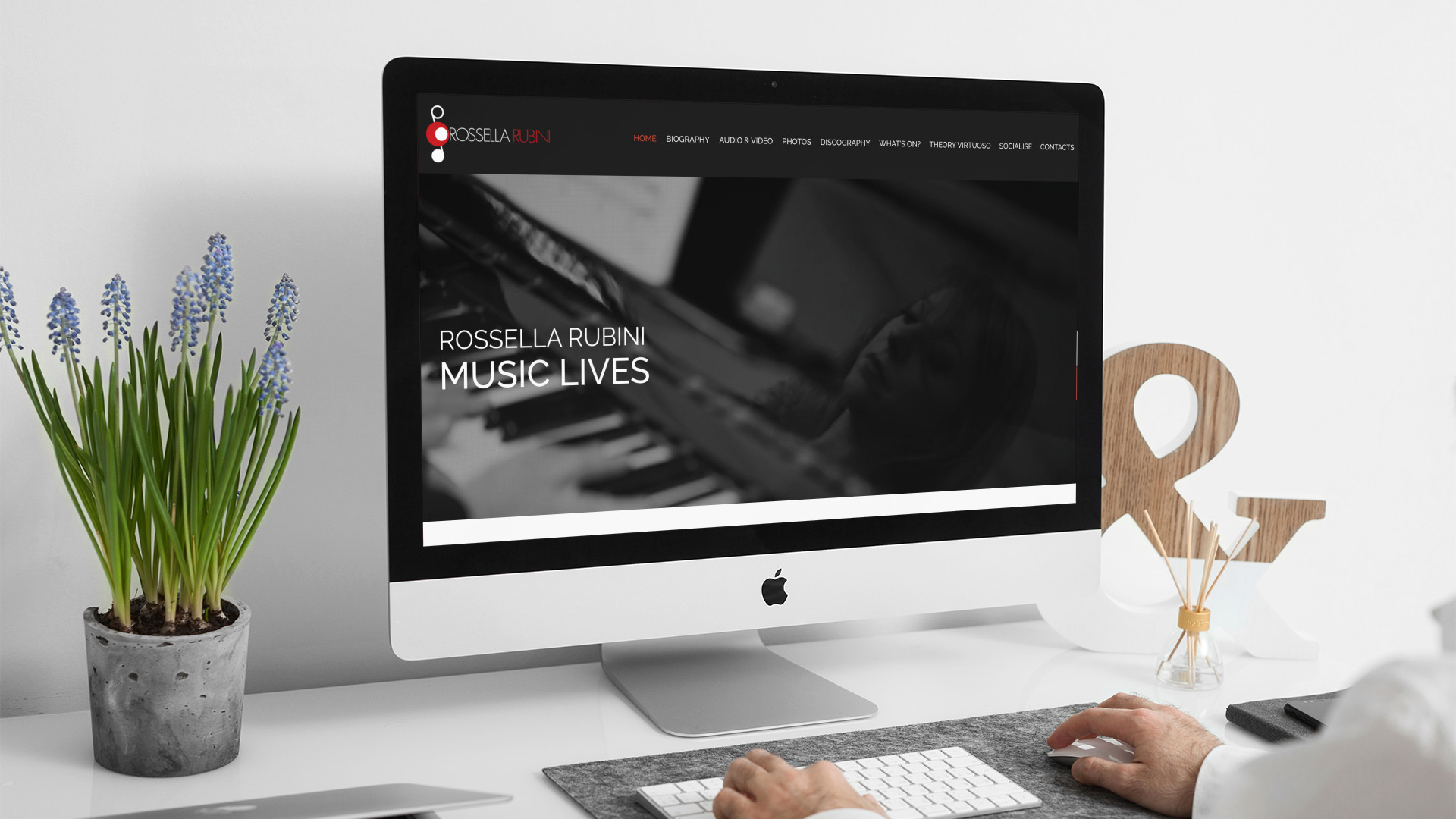 Uomo che guarda sull'iMac la home page del sito web di Rossella Rubini