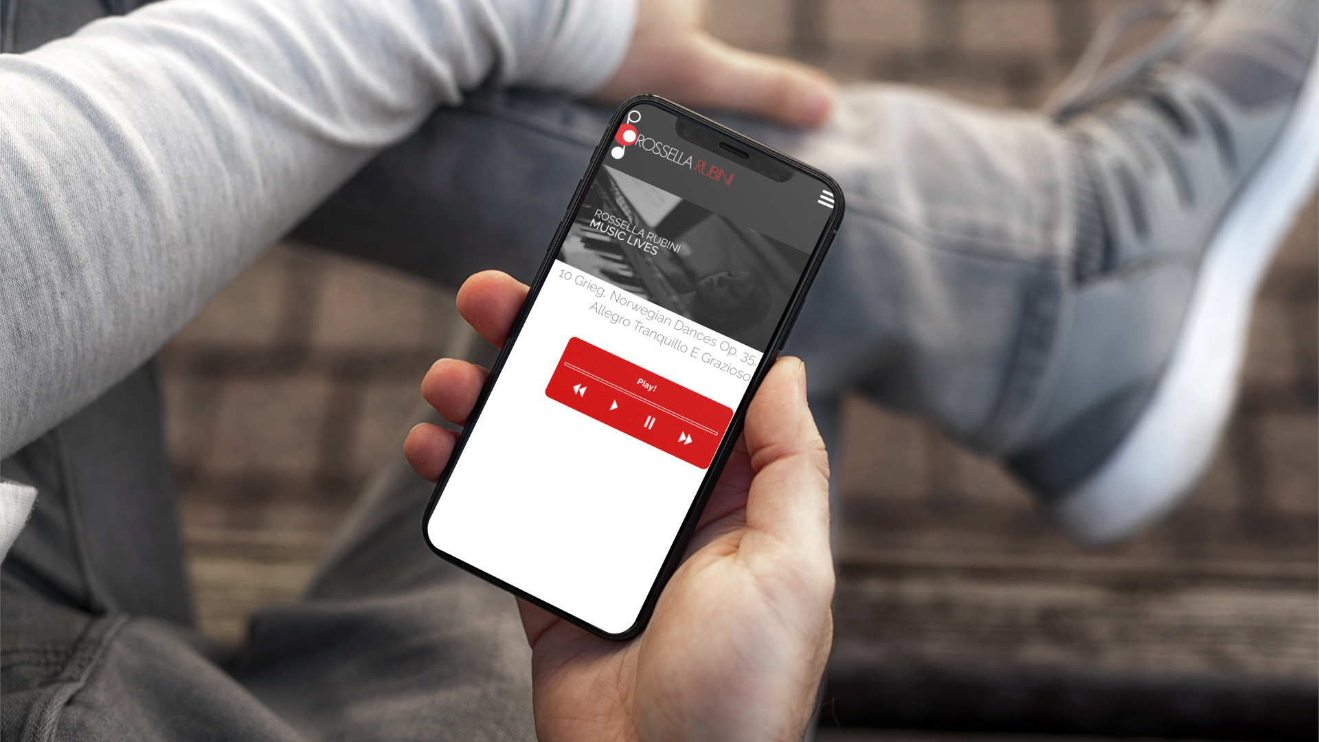 Mano con iPhone che mostra il sito web in modalità mobile responsive di Rossella Rubini