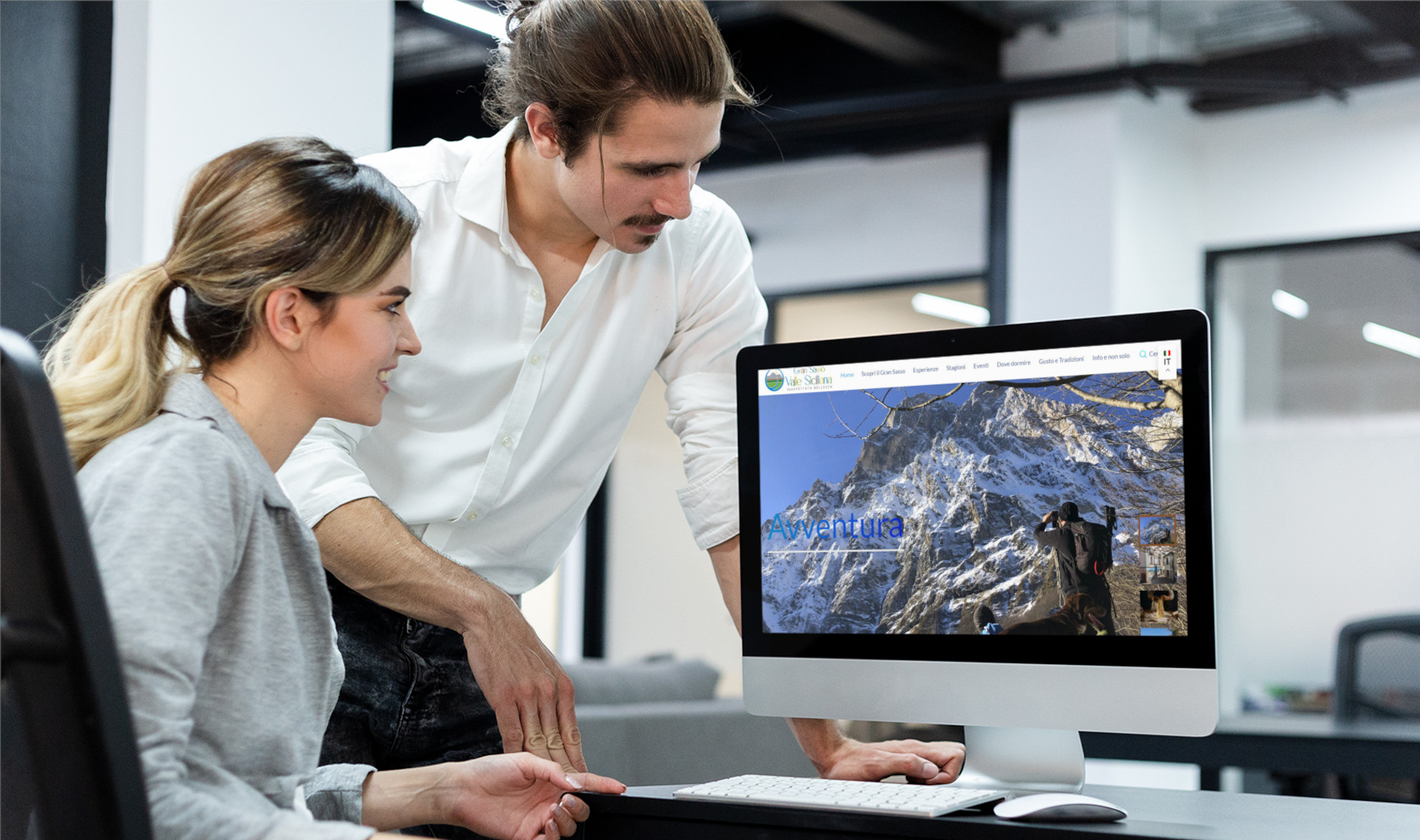 Ragazzi che consultano sull'iMac la Home Page del sito web di Valle del Gran Sasso