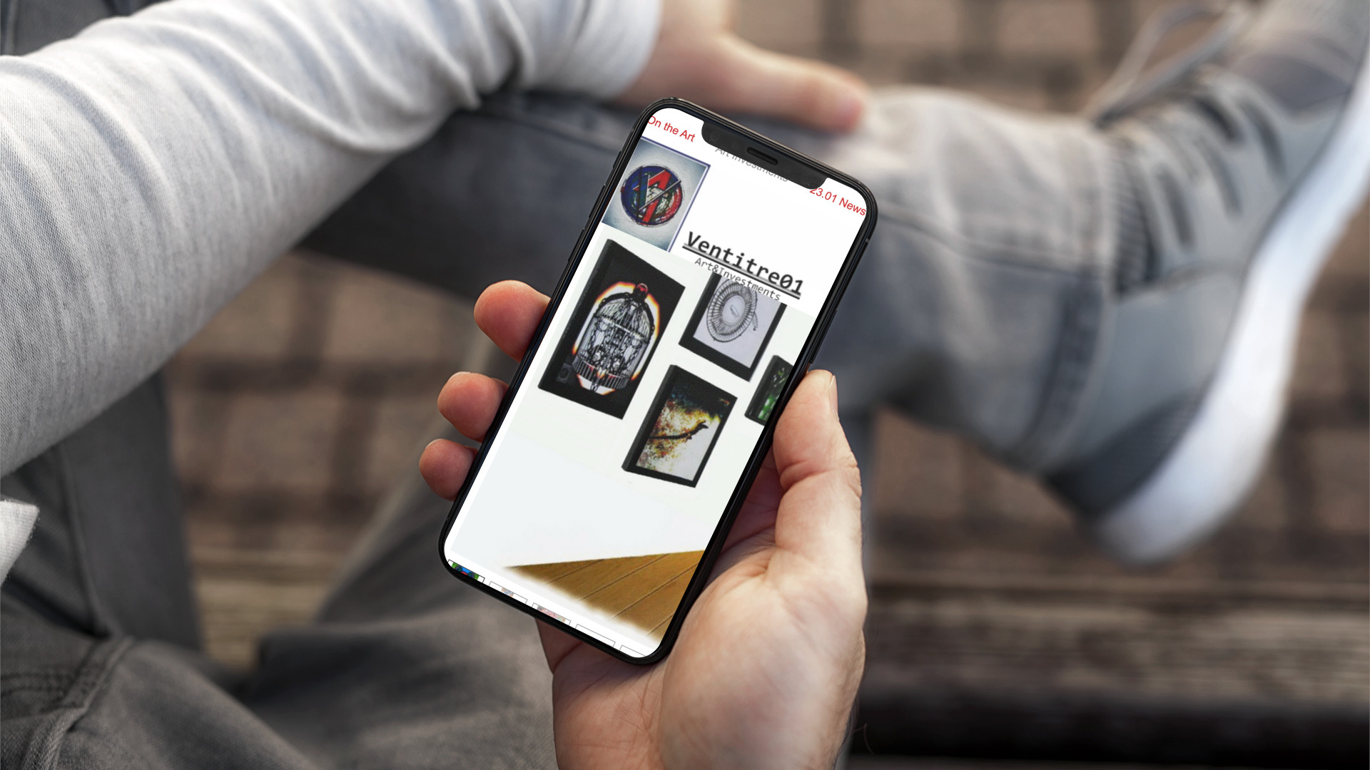 Uomo con iPhone che mostra il sito web in modalità mobile responsive di Ventitre01 di Roma