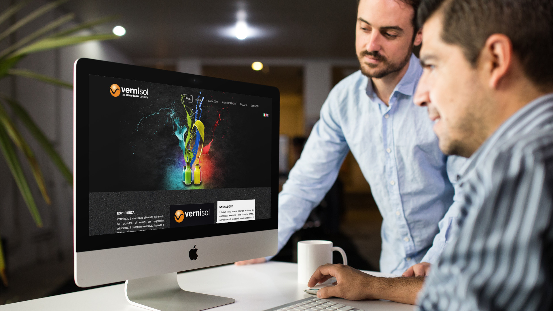 Ingegneri che guardano sull'iMac la home page del sito web della Vernisol Spa di Cremona