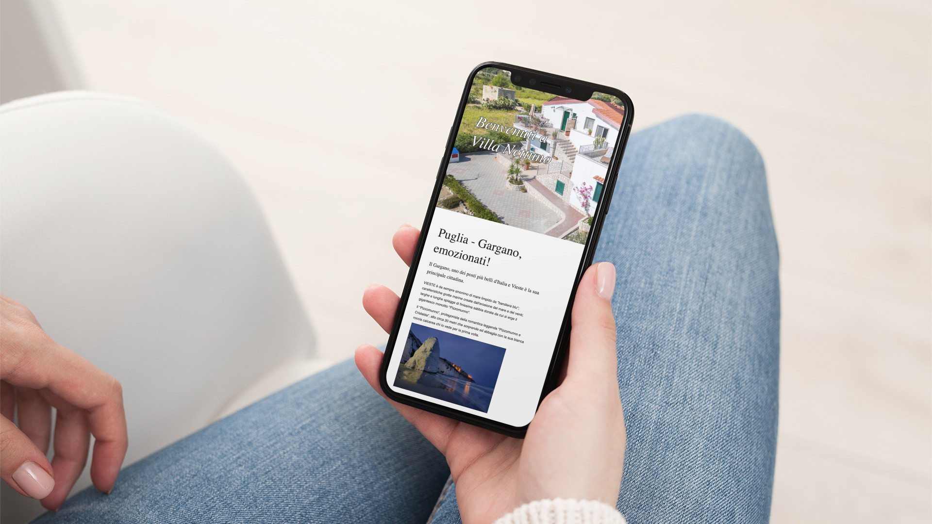 Mano con iPhone che mostra il sito web in modalità mobile responsive della Villa Nettuno di Vieste