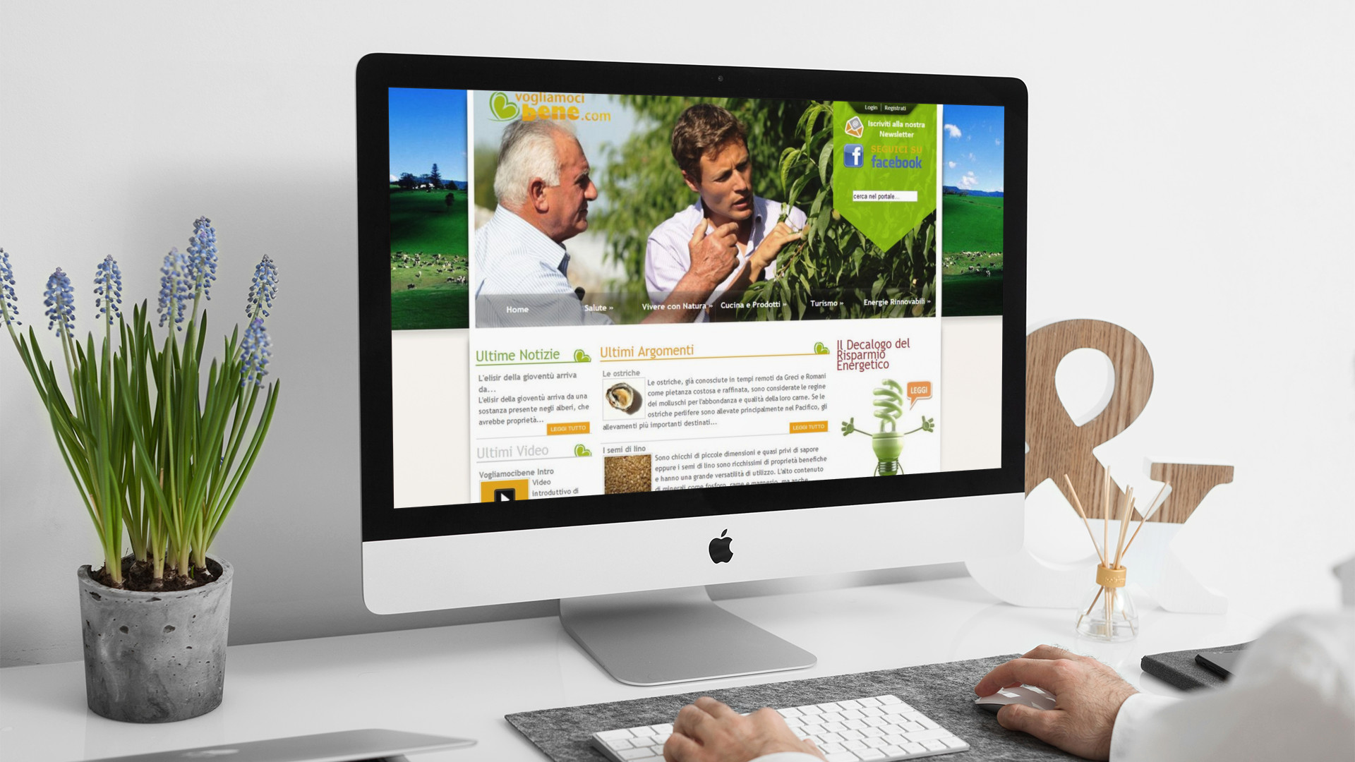 Uomo che guarda sull'iMac la home page del sito web di Vogliamoci Bene