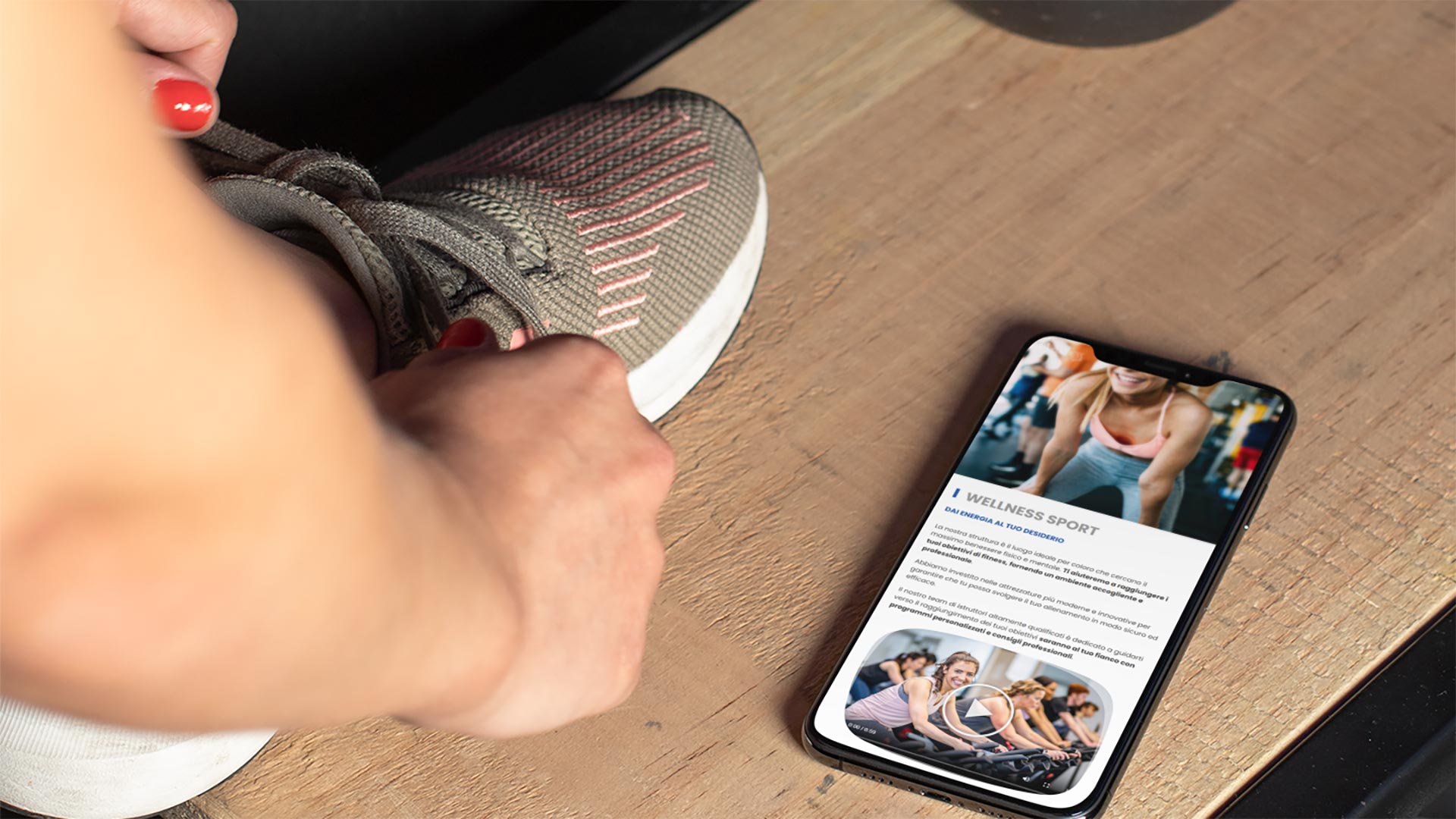 Ragazza fitness su panchina con iPhone XS Max guarda il Sito Web wellnessteramo.it