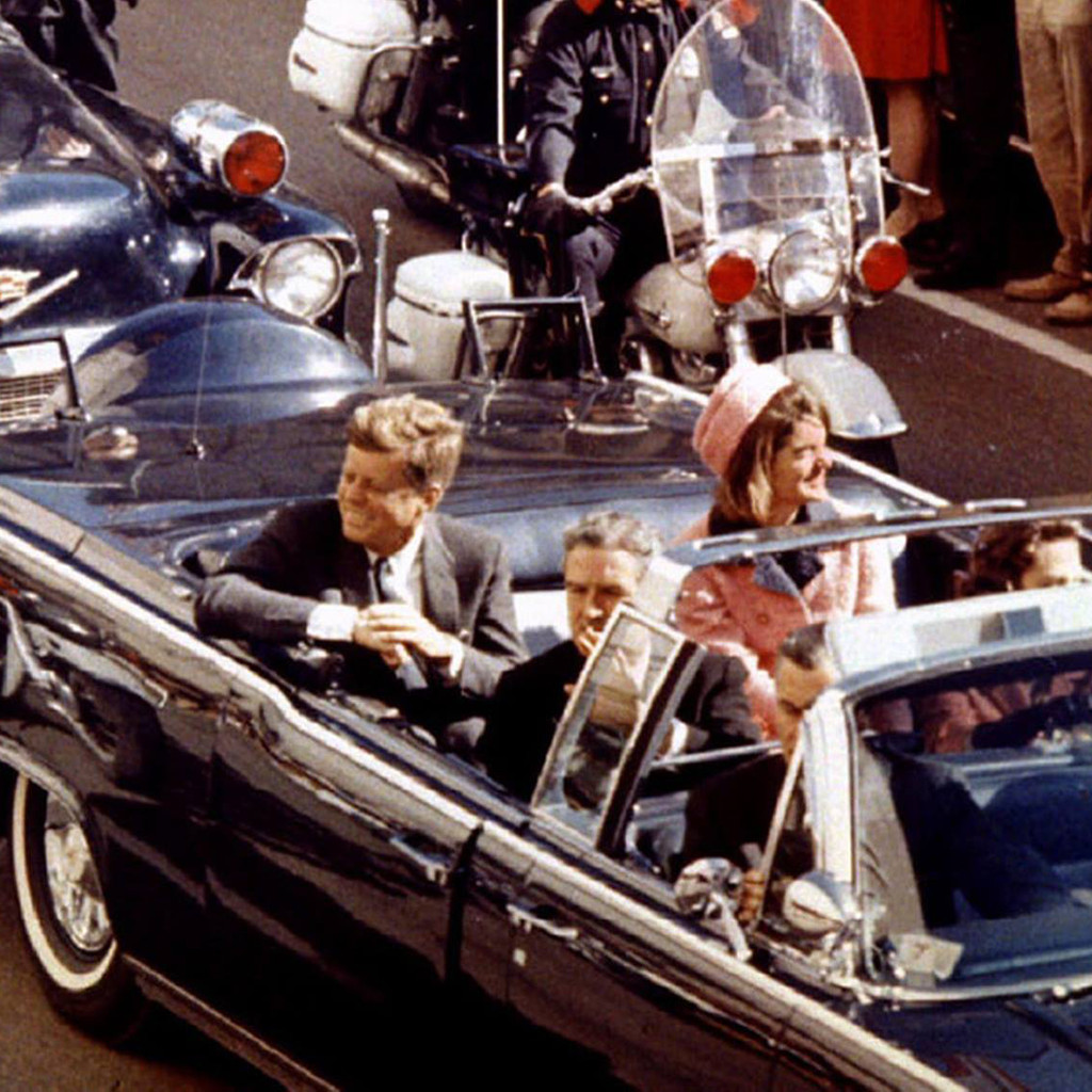 Assassinio in automobile di John Fitzgerald Kennedy durante la parata nella folla