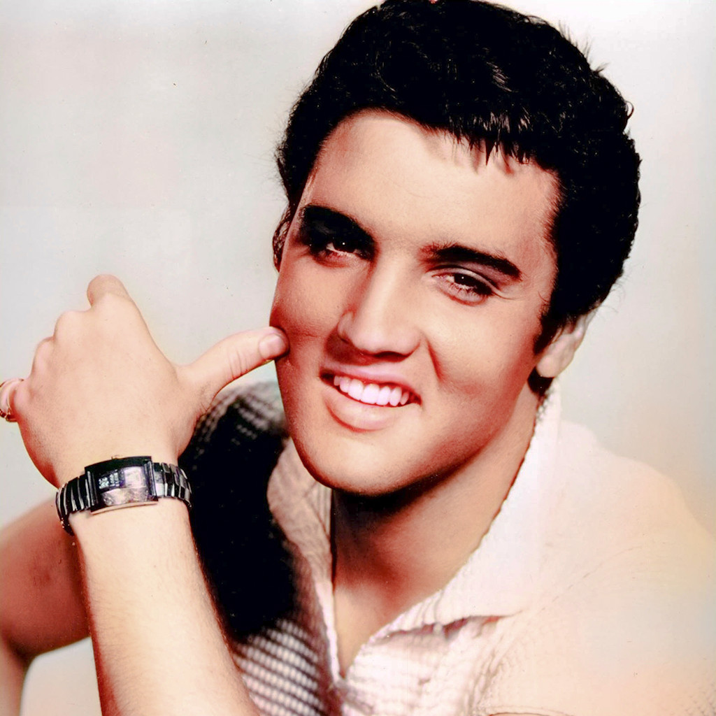 Elvis Presley sorridente in primo piano