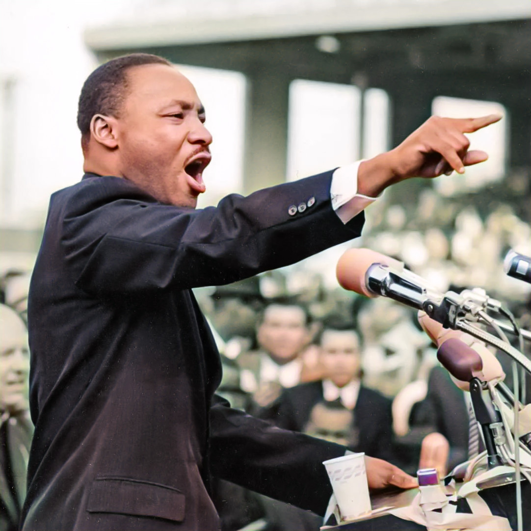 Martin Luther King Jr mentre parla davanti alla folla