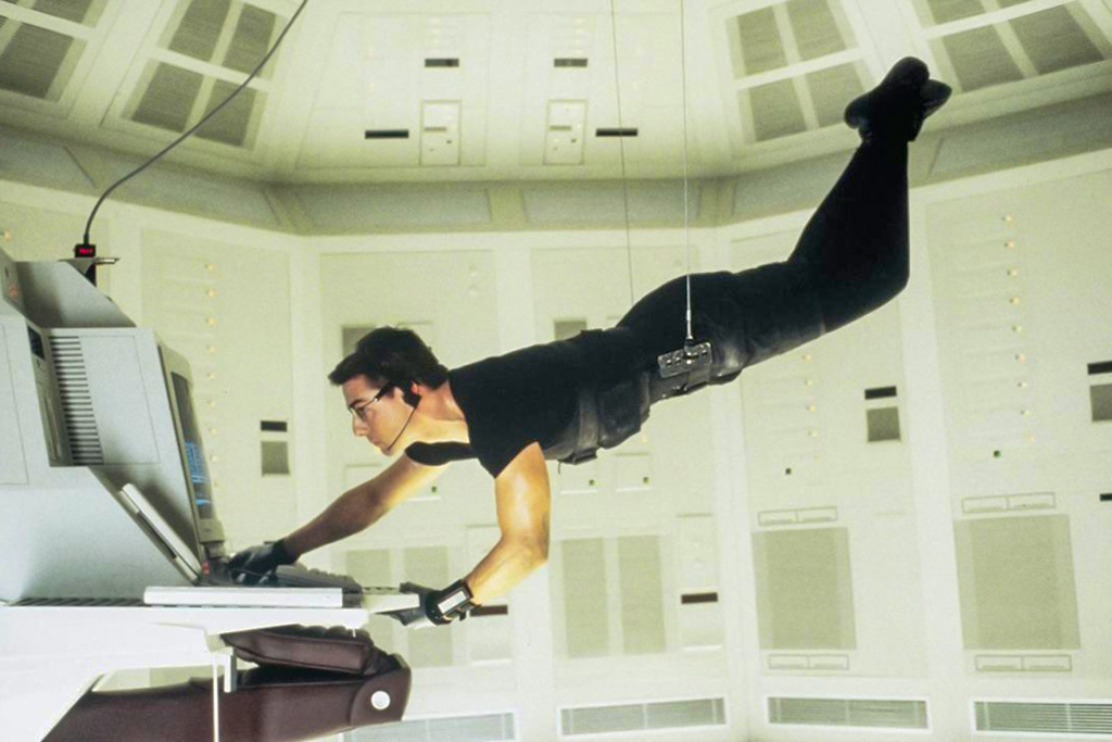 Tom Cruise sospeso sopra un computer nella scena di Mission Impossible