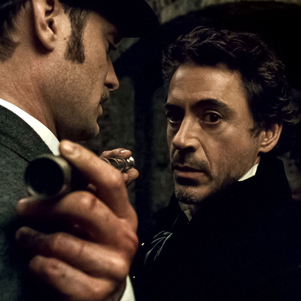 Scena Sherlock Holmes nel film mentre guarda con il binocolo