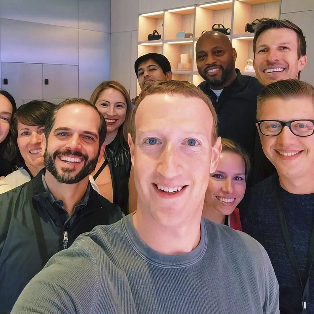Mark Zuckerberg durante un selfie con gruppo di persone