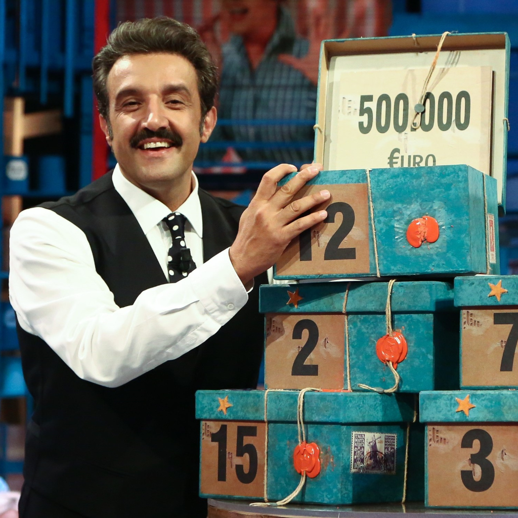 Conduttore televisivo del gioco dei pacchi a Rai Uno
