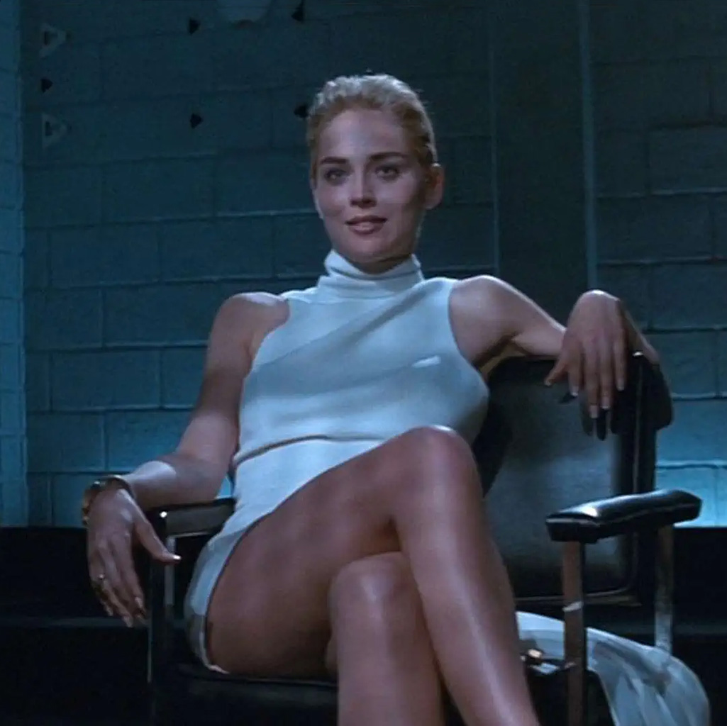 Sharon Stone mentre accavalla le gambe nella scena del film Basic Instinct