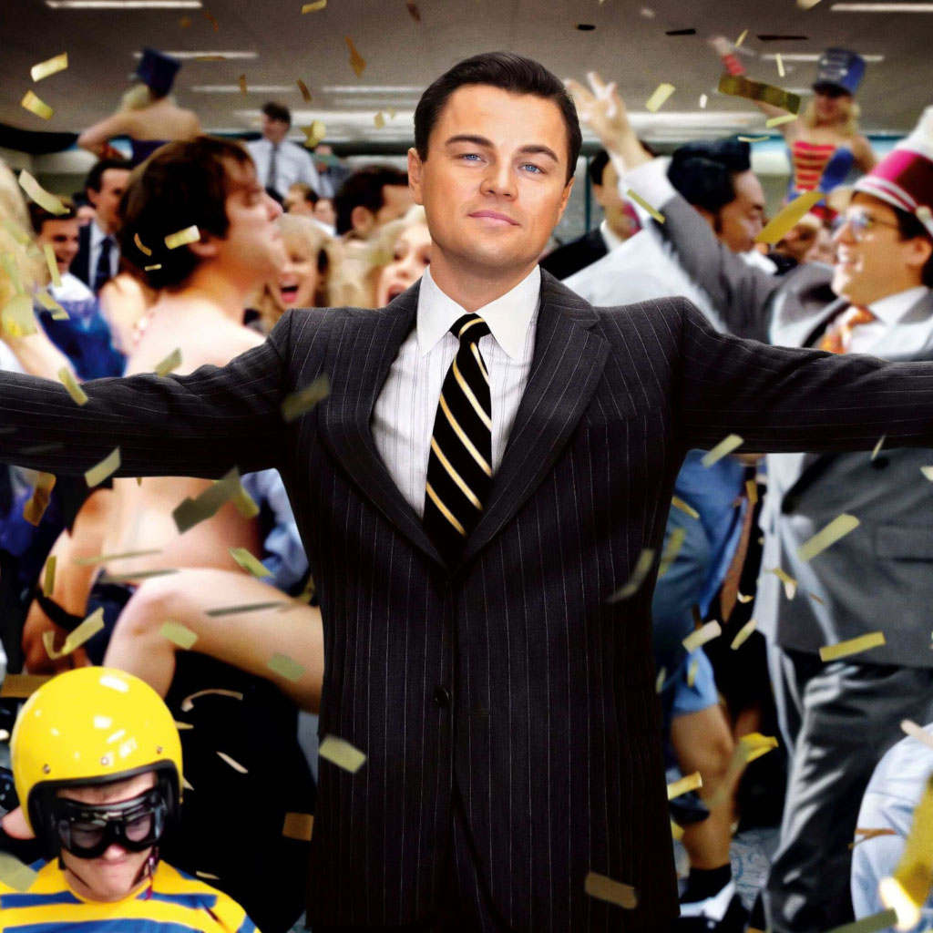 The Wolf of Wall Street Di Caprio con le mani alzate durante festa in ufficio