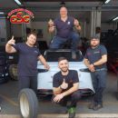 Squadra Gran Sasso Gomme in officina con i pollici alzati